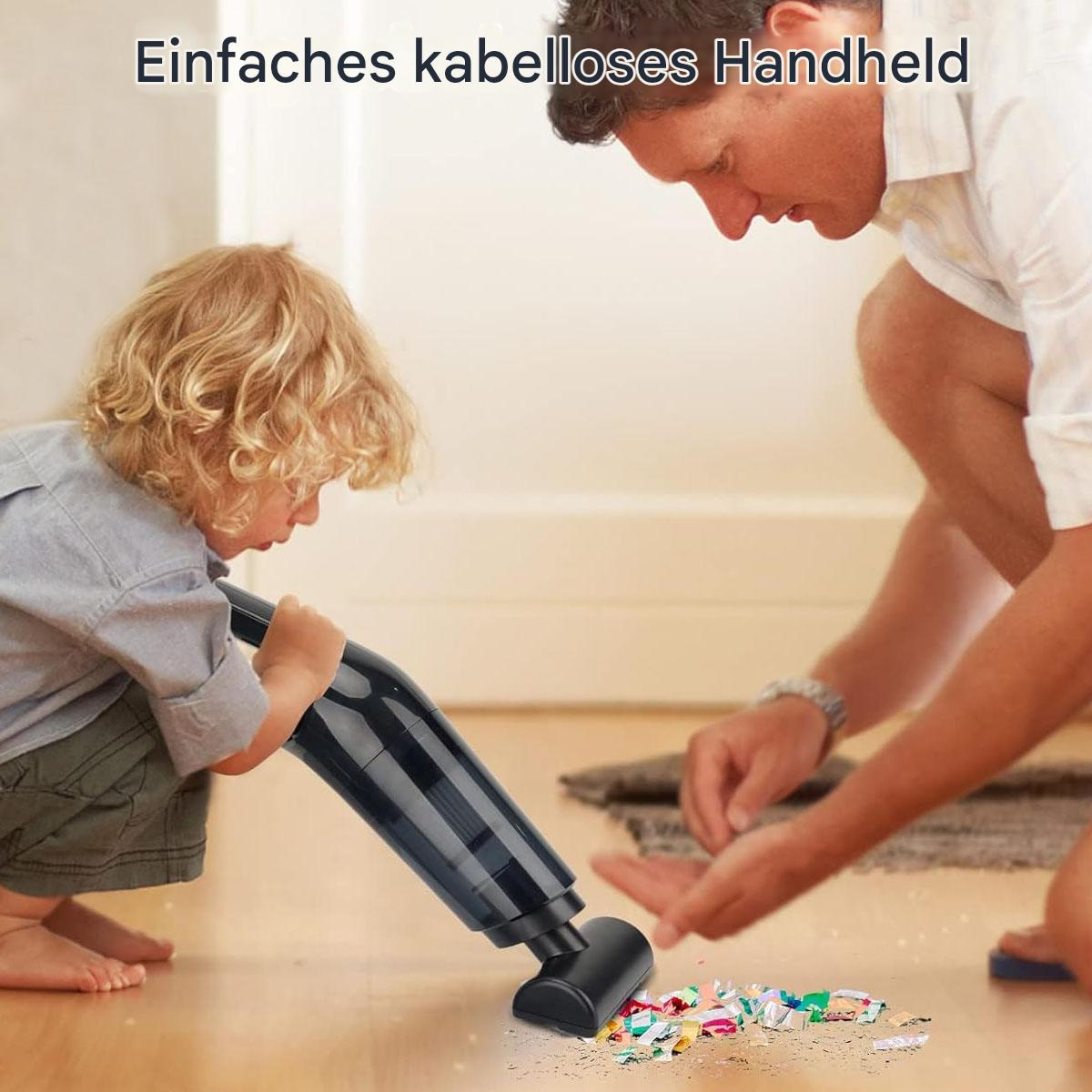 Ein Kind und ein Mann verwenden einen Handstaubsauger, um einen Boden zu reinigen.