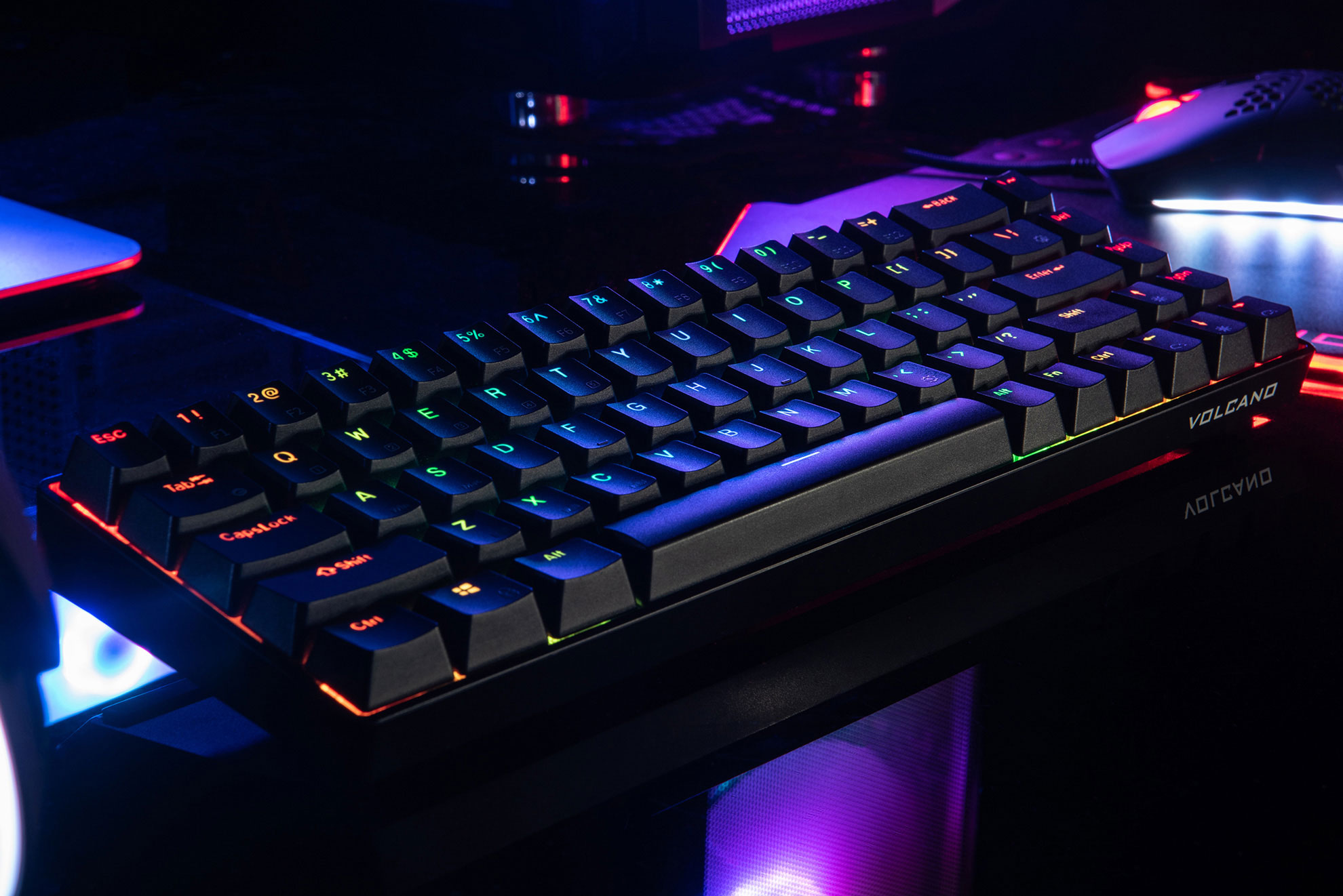 Czarna klawiatura z tęczowym podświetleniem. Klawisze podświetlone w różnych kolorach. Ciemne tło.