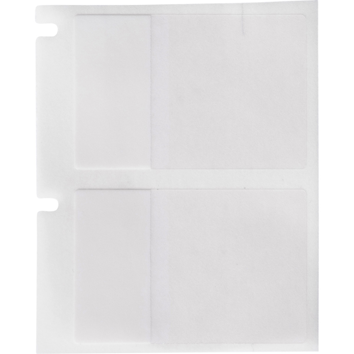 Fogli di etichette bianche con perforazioni. Sfondo bianco.