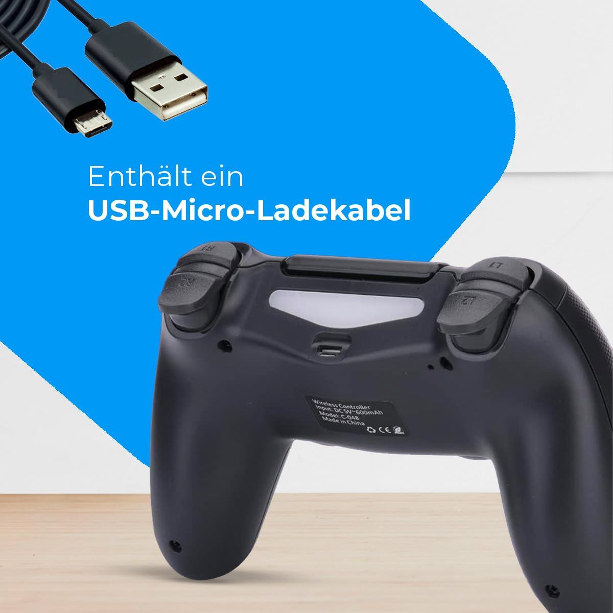 Schwarzer Gamecontroller mit blauem Kabel. USB-Kabel ist angeschlossen. Weißer Hintergrund.