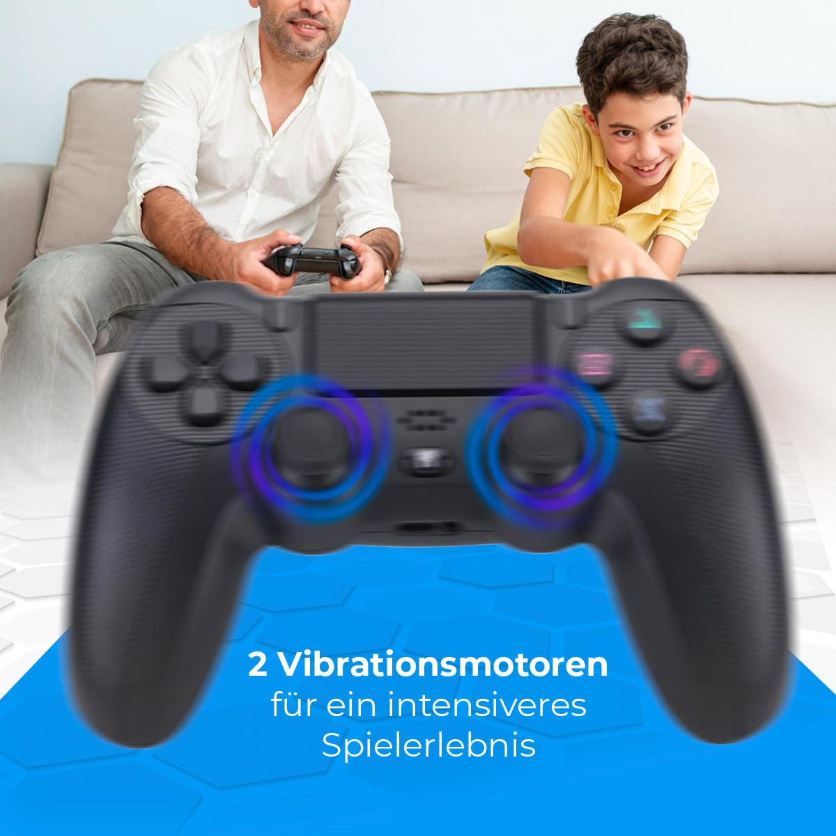 Ein Vater und Sohn spielen mit einem Controller. Der Controller steht im Mittelpunkt.