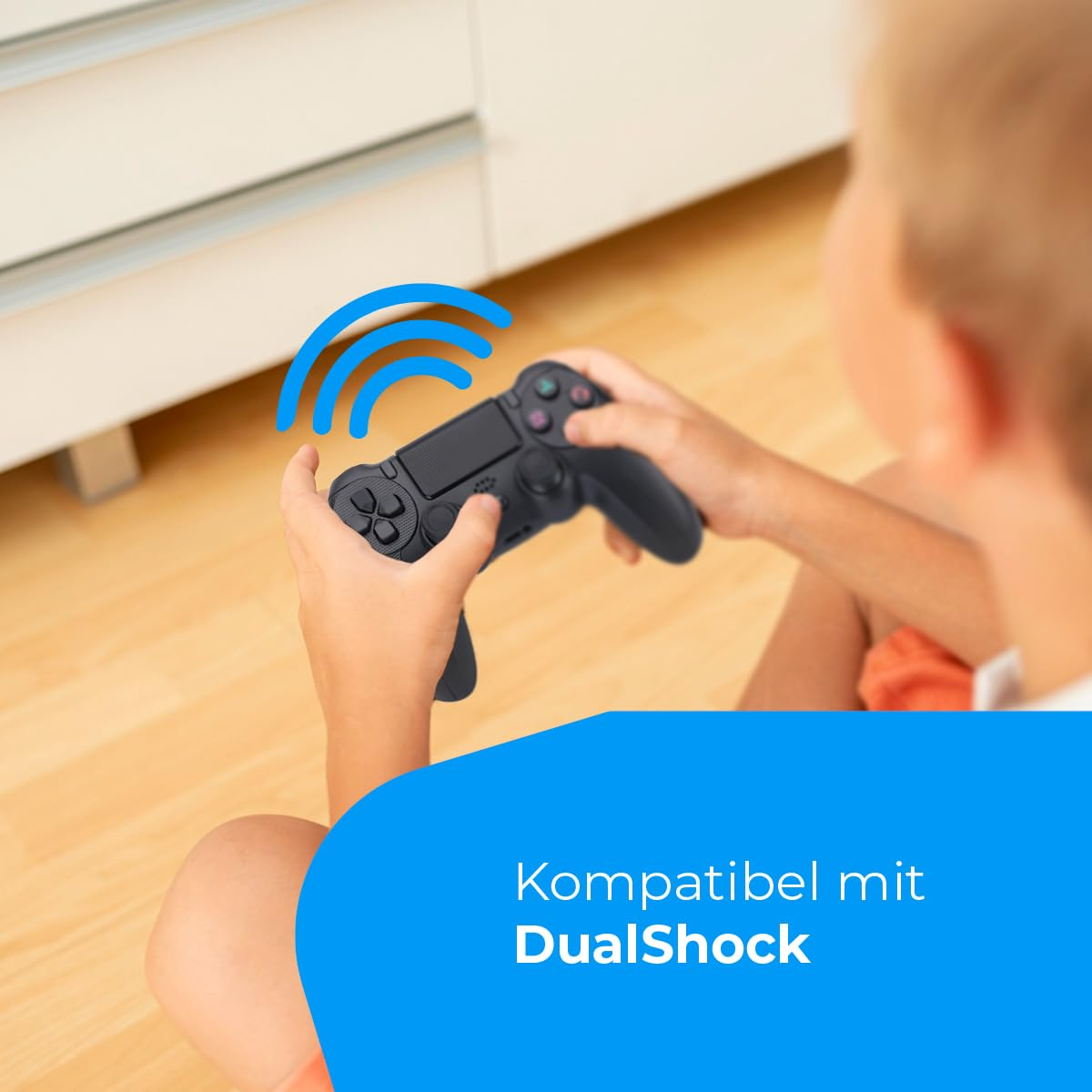 Ein Kind hält einen schwarzen Game-Controller, mit blauen WLAN-Signal-Symbolen und Text: Kompatibel mit DualShock.