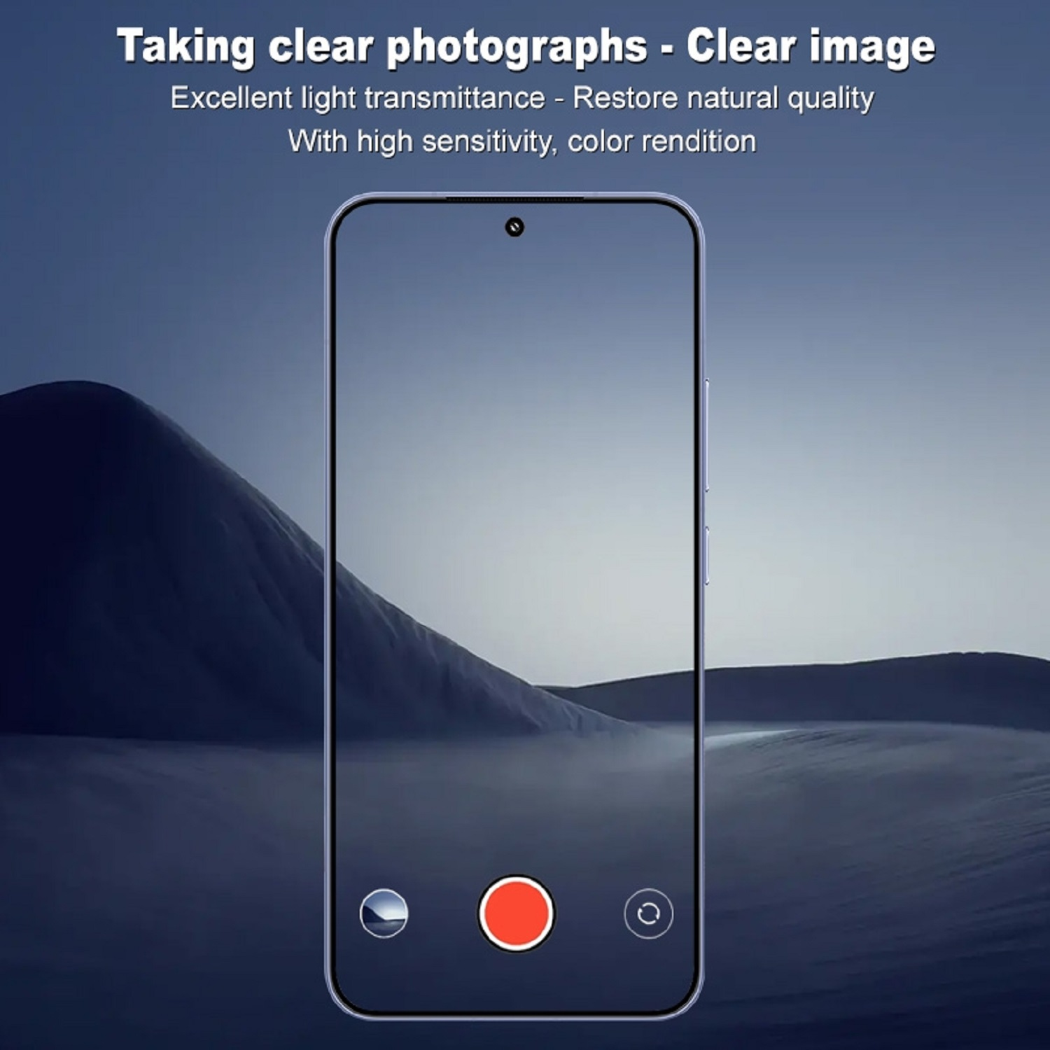 Ein Telefon mit einem Bildschirm, der eine Kameraschnittstelle mit roter Aufnahmetaste über einer Landschaft zeigt.