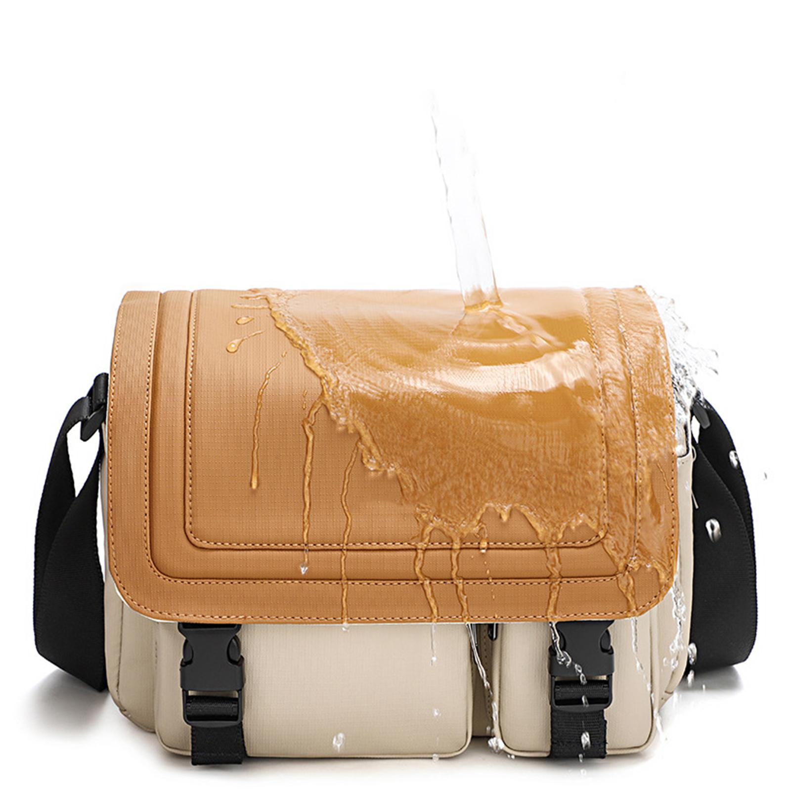 Eine beige Kameratasche wird mit Wasser besprüht. Die Tasche hat eine braune Klappe und schwarze Riemen.