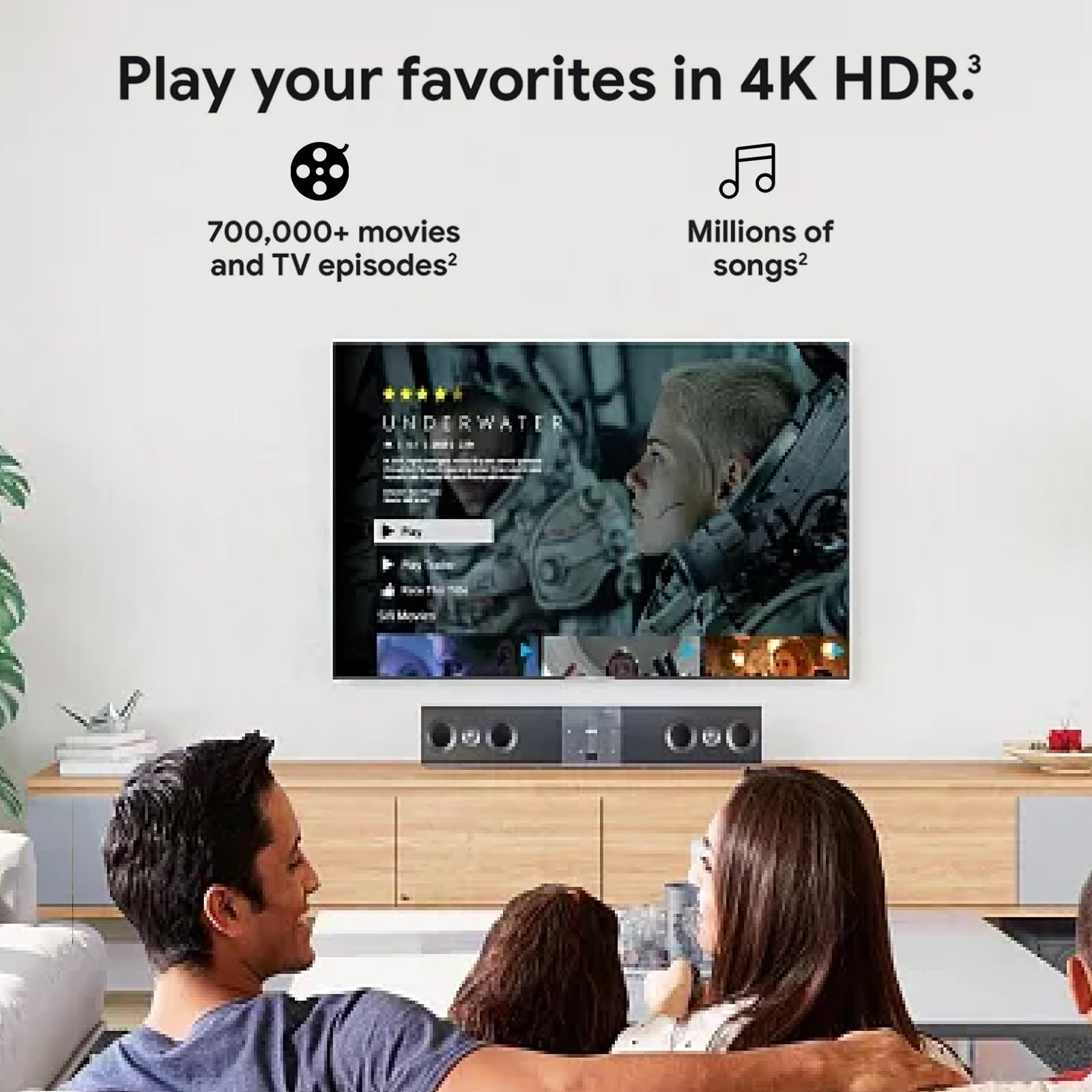 Ein Wohnzimmer mit einem Fernseher, der einen Film zeigt, eine Familie schaut zu, Text über 4K HDR.