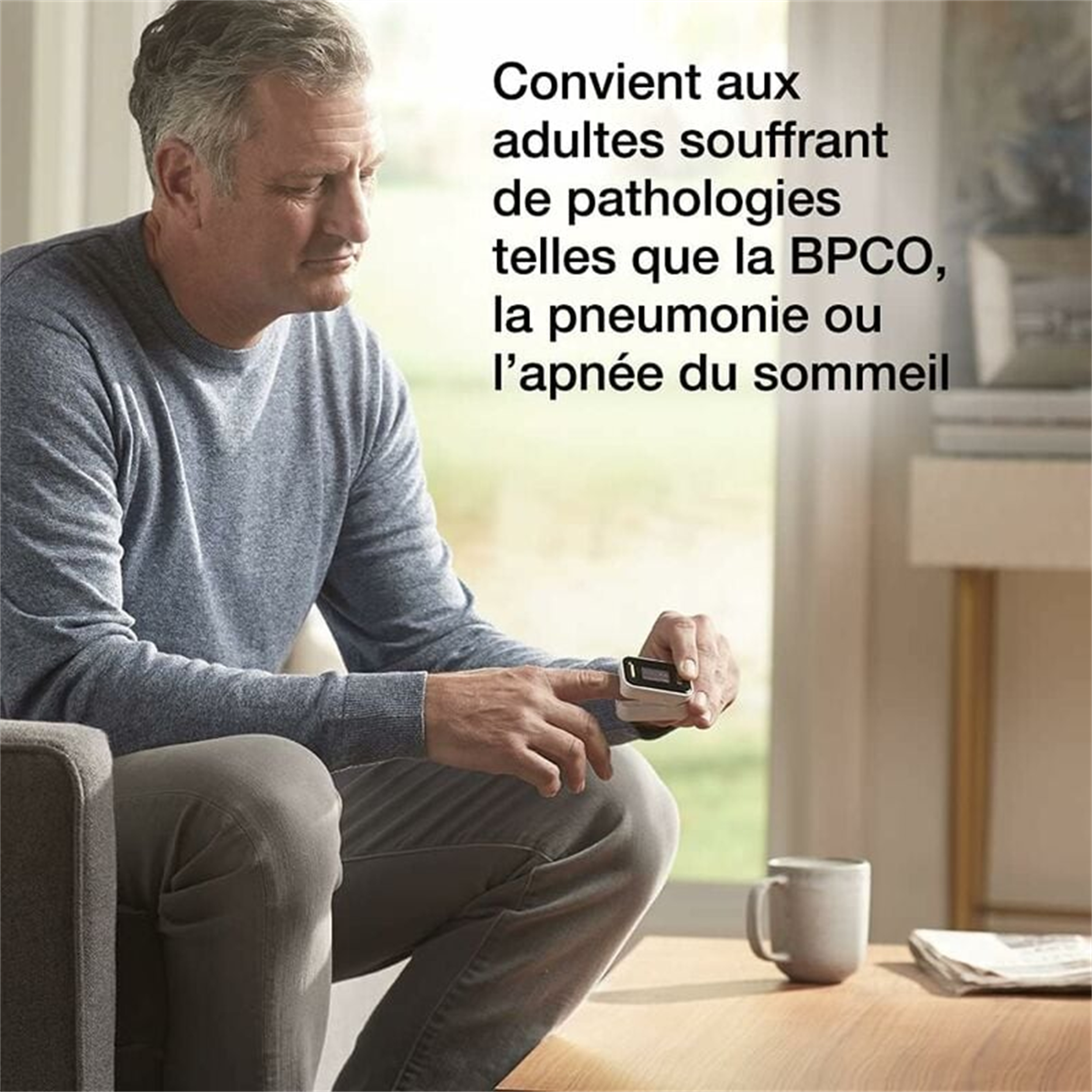 Mann benutzt Pulsoximeter. Text: Geeignet für Erwachsene mit COPD, Lungenentzündung oder Schlafapnoe.