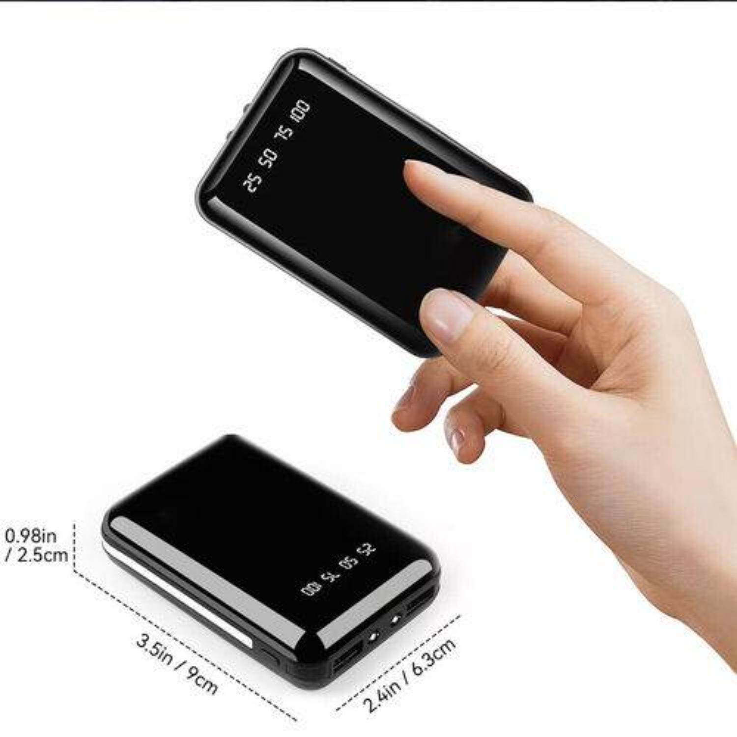 Zwei schwarze Powerbanks, eine wird von einer Person gehalten, zeigt den Prozentsatz. Abmessungen und USB-Anschlüsse sichtbar.
