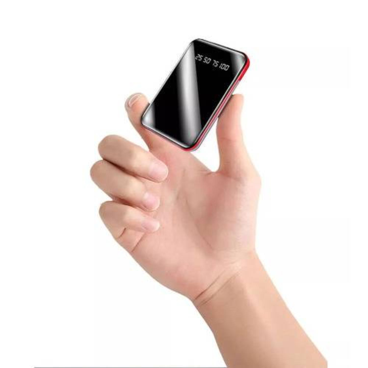 Hand, die eine schwarze und rote Powerbank mit einem Bildschirm hält, der einen Prozentsatz anzeigt.