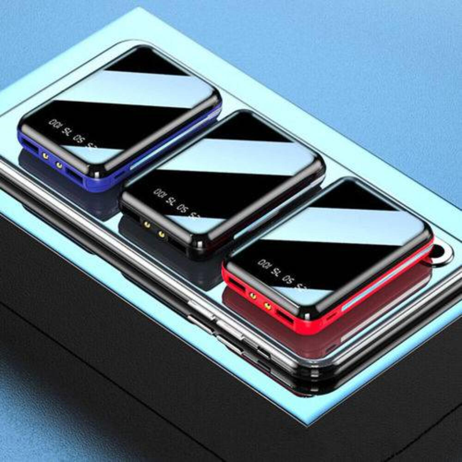 Drei Powerbanks in verschiedenen Farben. Die Powerbanks befinden sich auf einer reflektierenden Oberfläche.