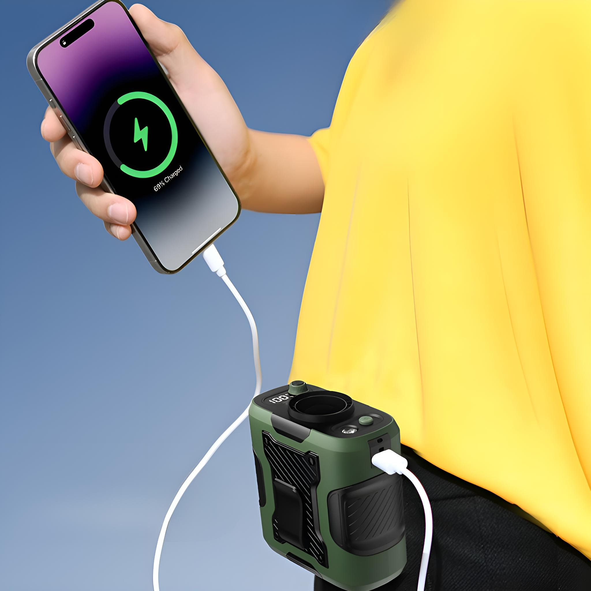 Eine Person hält ein Telefon, das von einem grün-schwarzen Gerät aufgeladen wird. Grünes Blitzsymbol.
