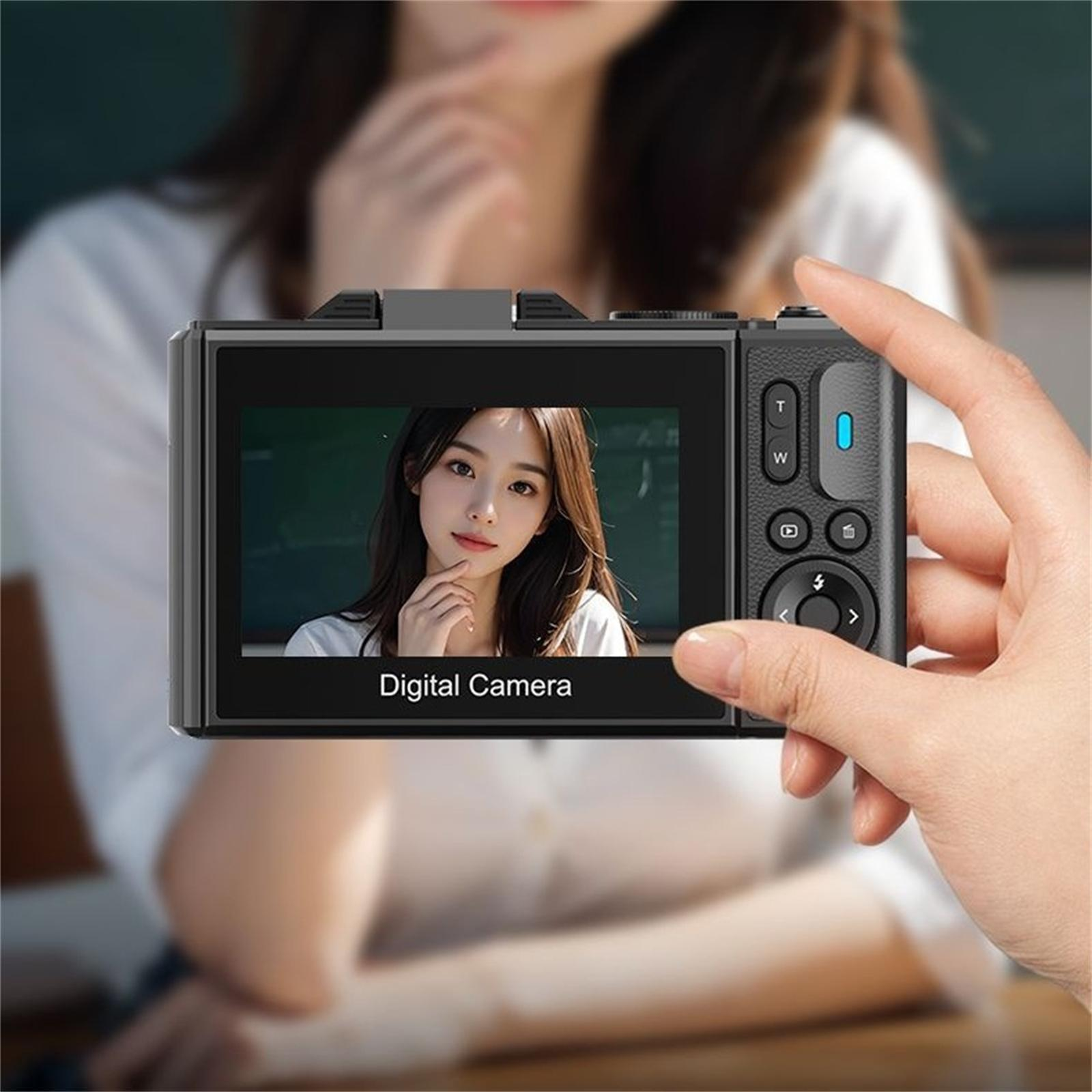 Frau hält Digitalkamera, zeigt den Bildschirm mit einem Bild der Frau. Weißer Hintergrund.