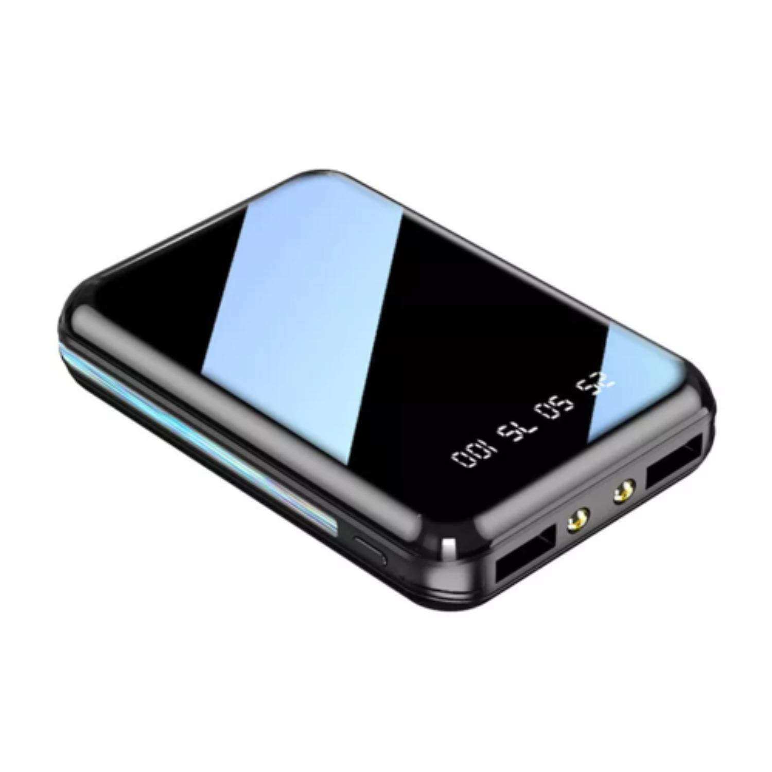 Schwarze Powerbank mit glänzendem Finish. Hat ein Display, das den Akkustand anzeigt. Weißer Hintergrund.