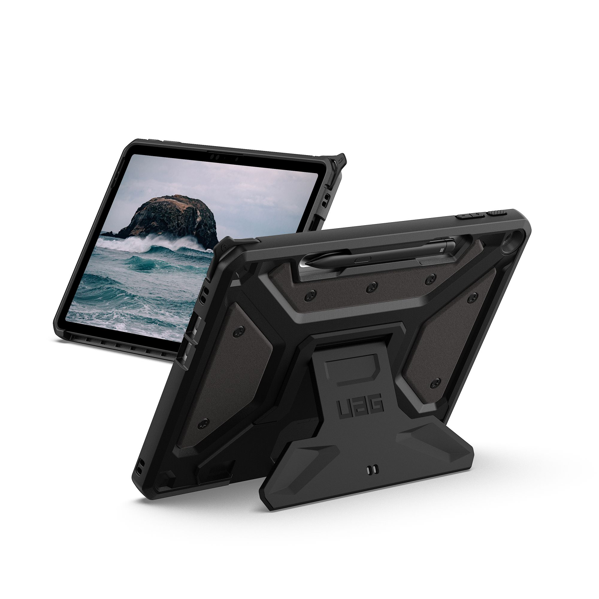 Tablet in schwarzer Hülle mit UAG-Logo. Rückansicht mit Ständer und Stifthalter. Weißer Hintergrund.