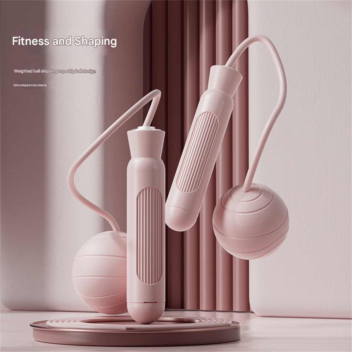 Zwei rosa Springseile, eines mit Griffen, auf rosa Hintergrund. Text: Fitness.