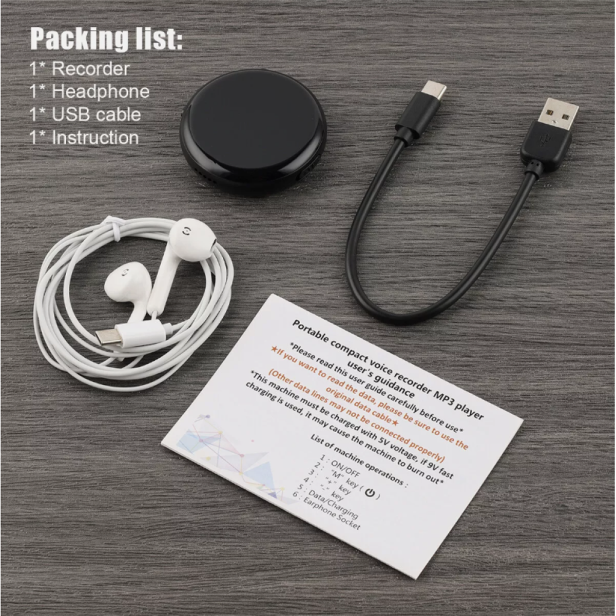 Artikel umfassen einen Rekorder, Kopfhörer, USB-Kabel und Anweisungen. Alles liegt auf einer Holzoberfläche.