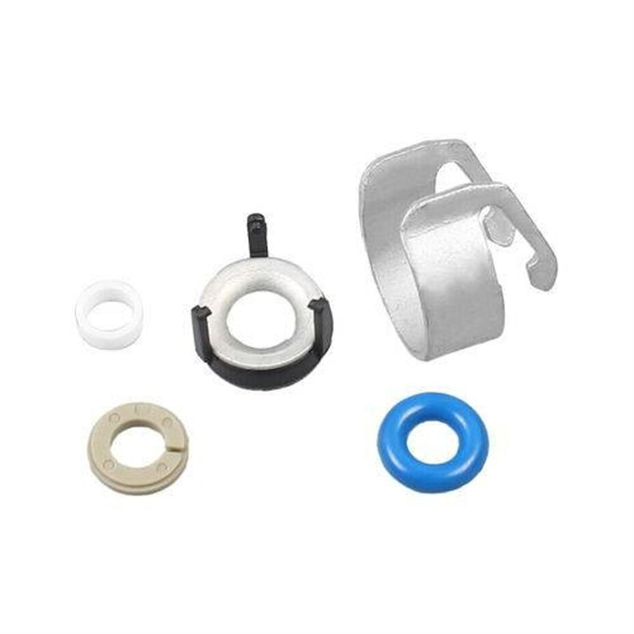 Verschiedene Autoteile: O-Ringe, Clips und ein schwarzes, kreisförmiges Bauteil auf weißem Untergrund.