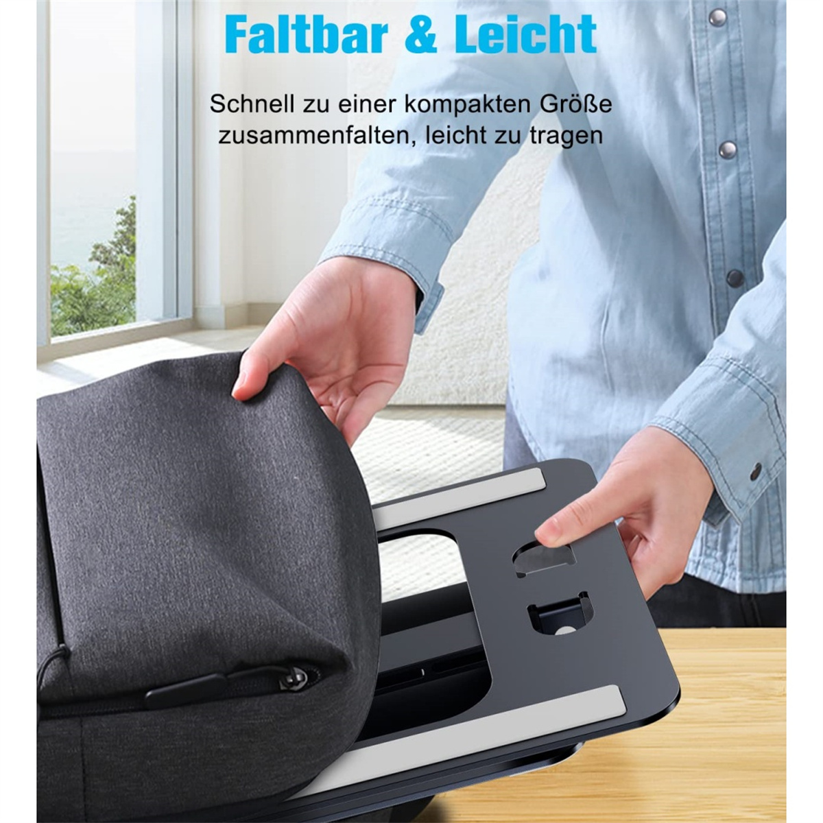 Eine Person hält einen Laptop-Ständer und eine dunkelgraue Laptoptasche. Text auf Deutsch sichtbar.