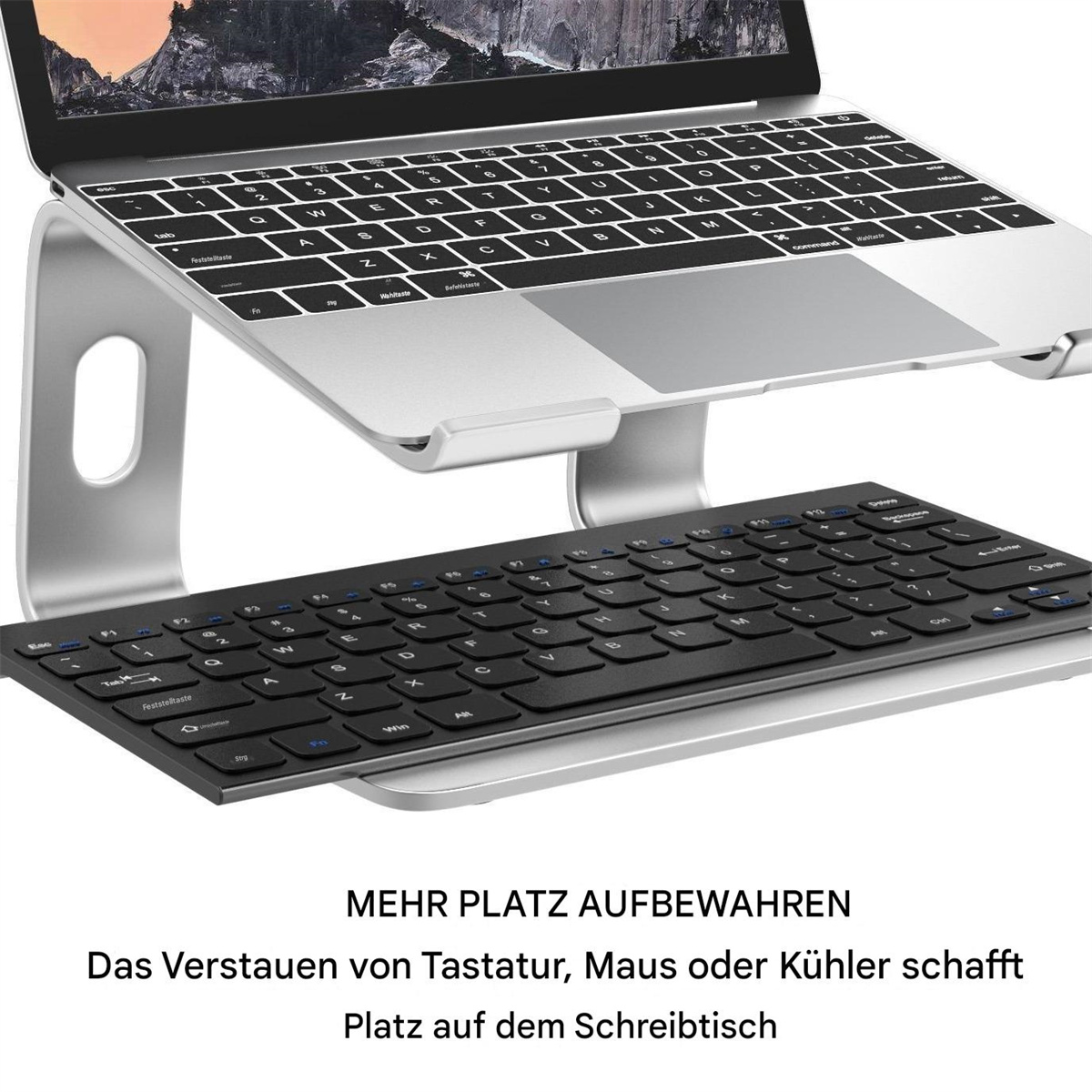 Laptop auf einem silbernen Ständer. Eine Tastatur befindet sich unter dem Ständer auf einem silbernen Tablett.