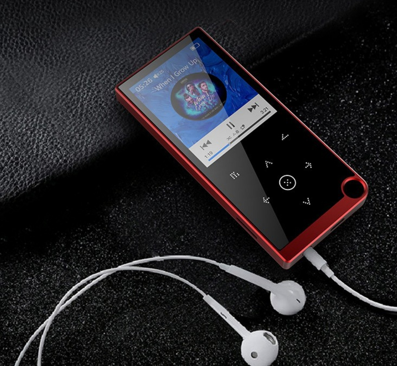 Roter MP3-Player mit schwarzem Bildschirm und weißen Kopfhörern. Zeigt Musiksteuerung.