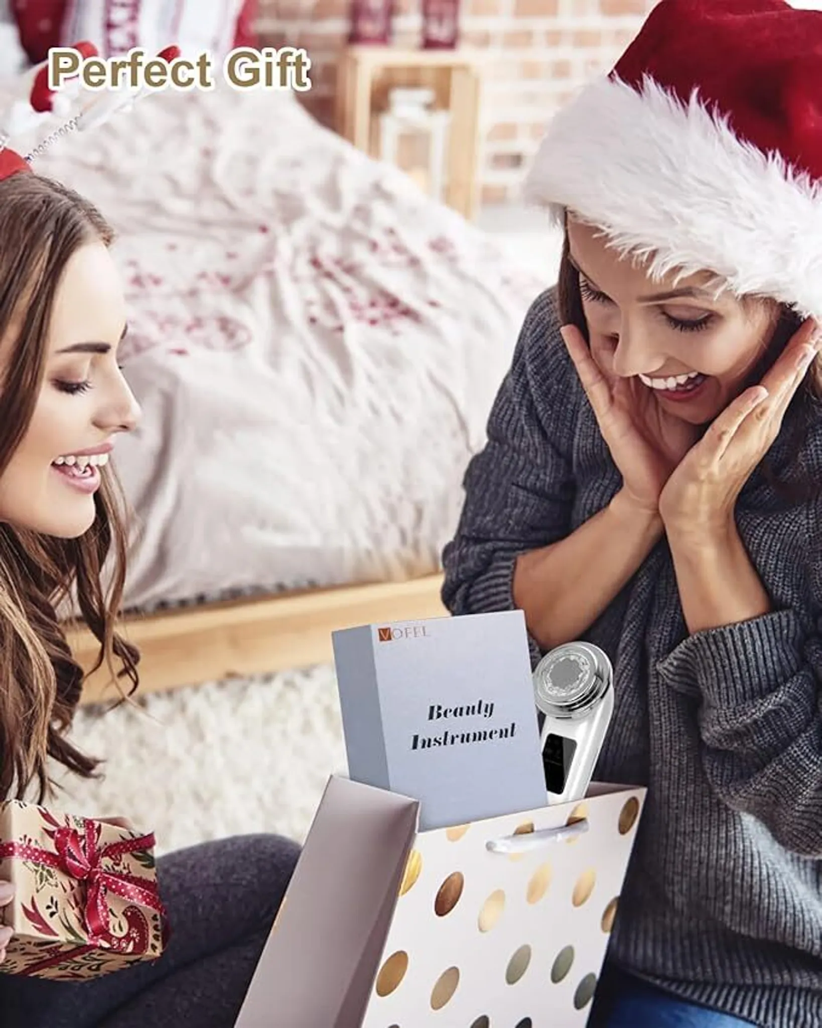 Zwei Frauen tauschen Geschenke aus, eine hält ein Beauty-Instrument in einer Geschenktüte.