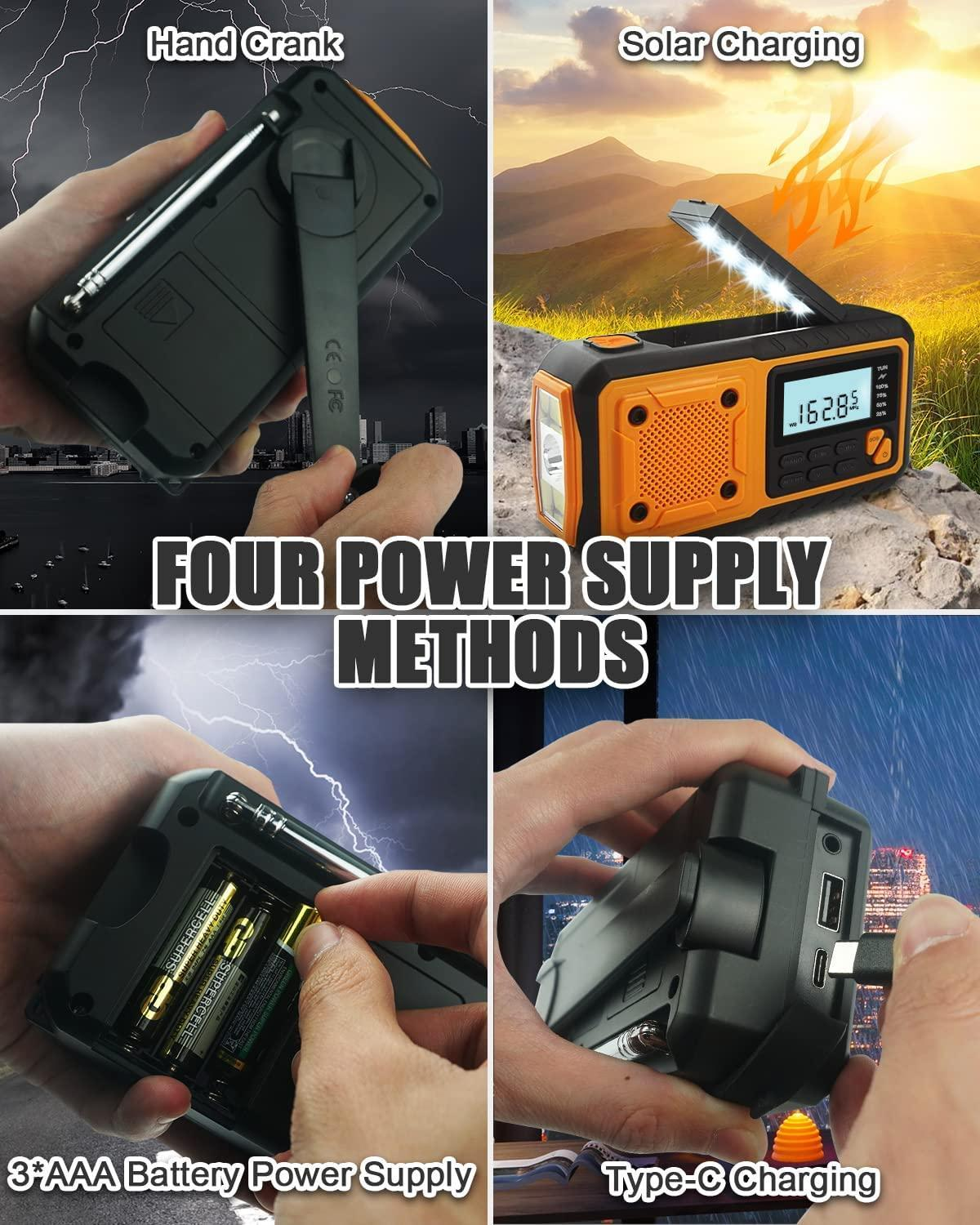 Vier Bilder, die Methoden zum Aufladen eines tragbaren Radios zeigen: Handkurbel, Solar, AAA-Batterie und USB.