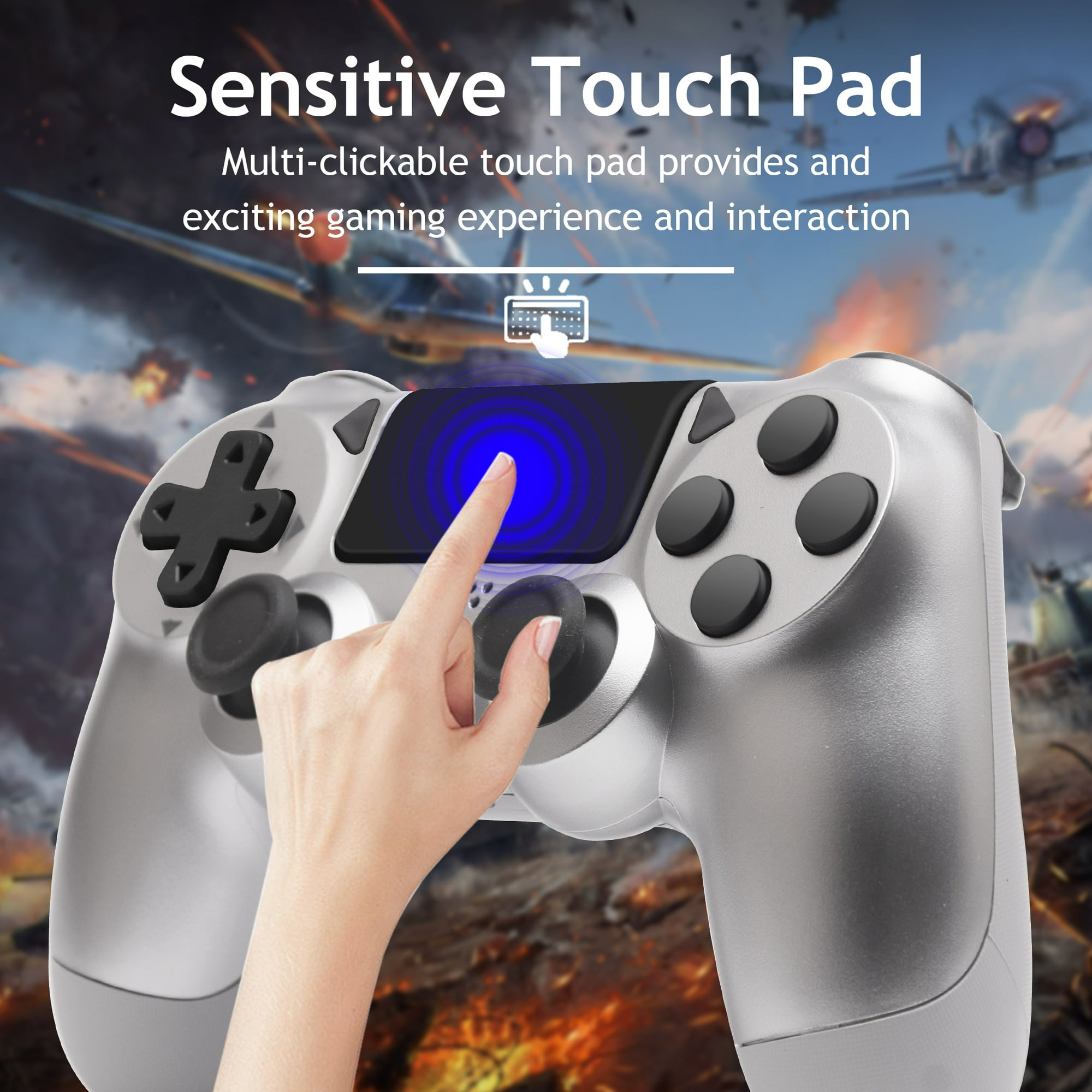 Eine Hand berührt das blaue Touchpad auf einem weißen Gamecontroller. Der Hintergrund hat ein Flugzeug.