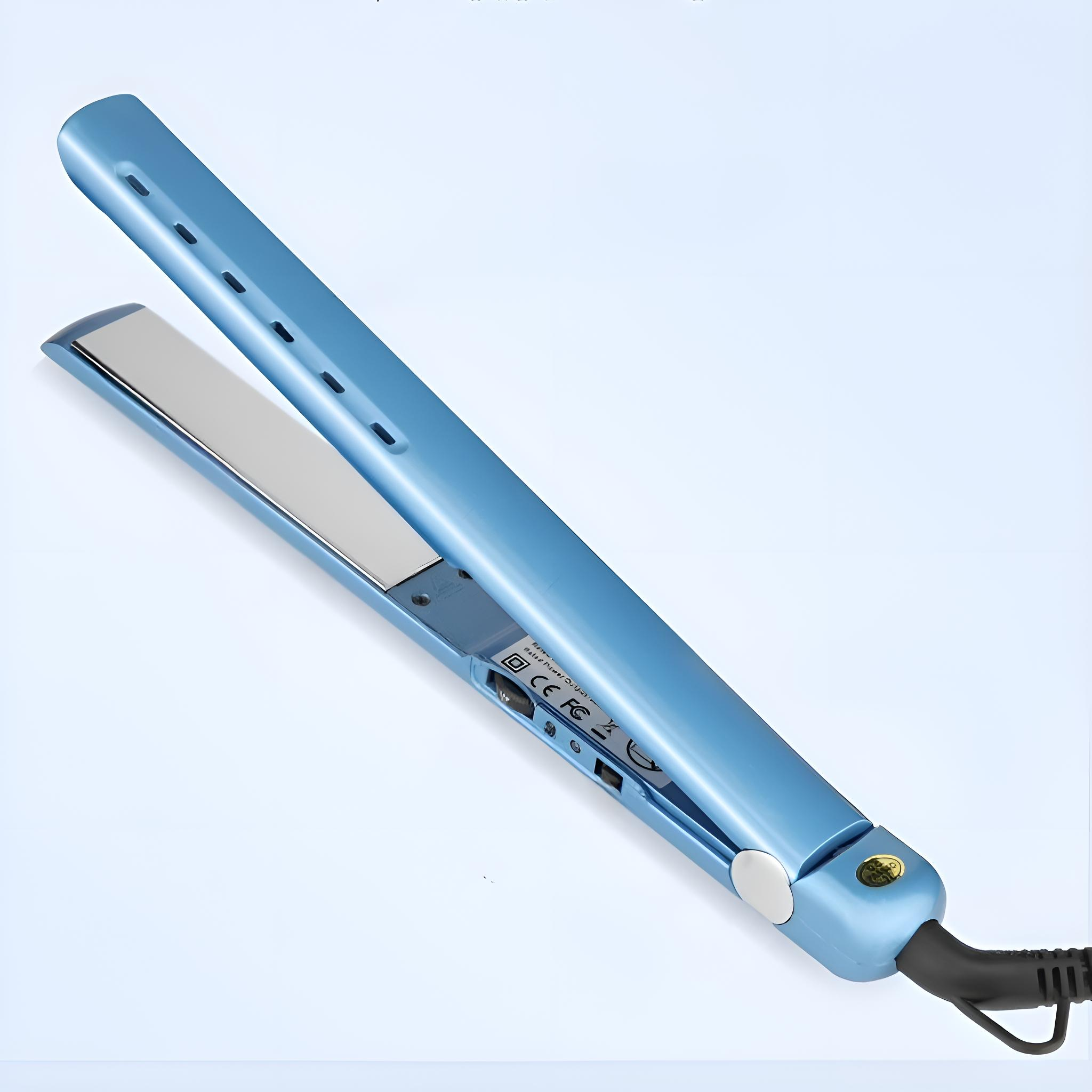 Ein blauer Haarglätter auf weißem Hintergrund, leicht angewinkelt, mit geöffnetem Glätteisen.