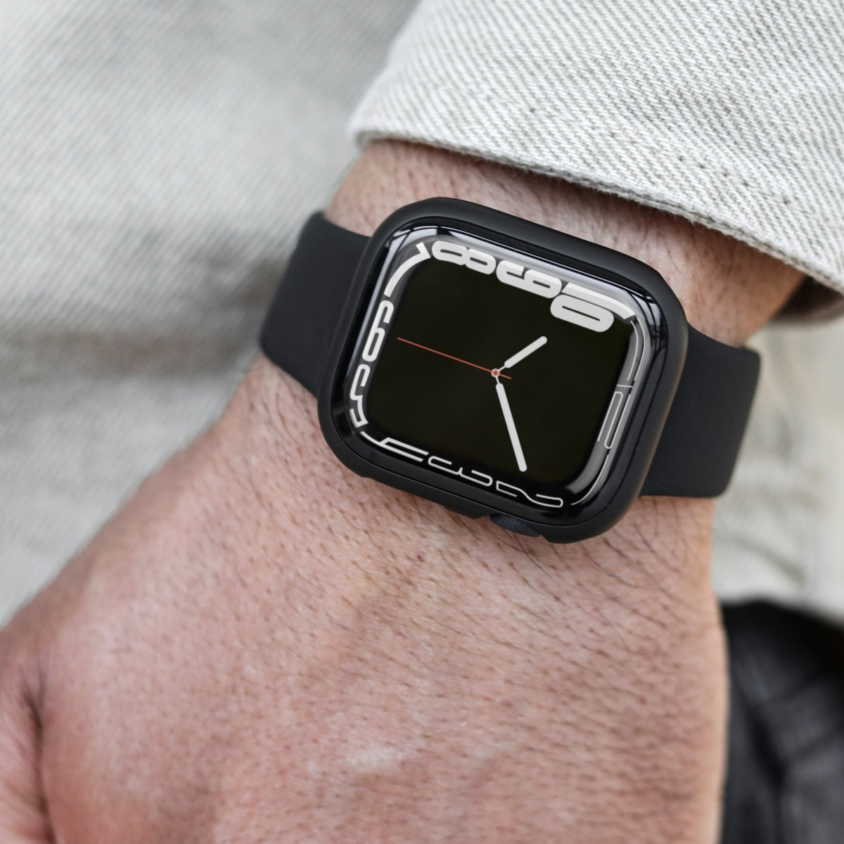 Un Apple Watch nero al polso, che mostra l'ora. Cinturino e cassa neri.
