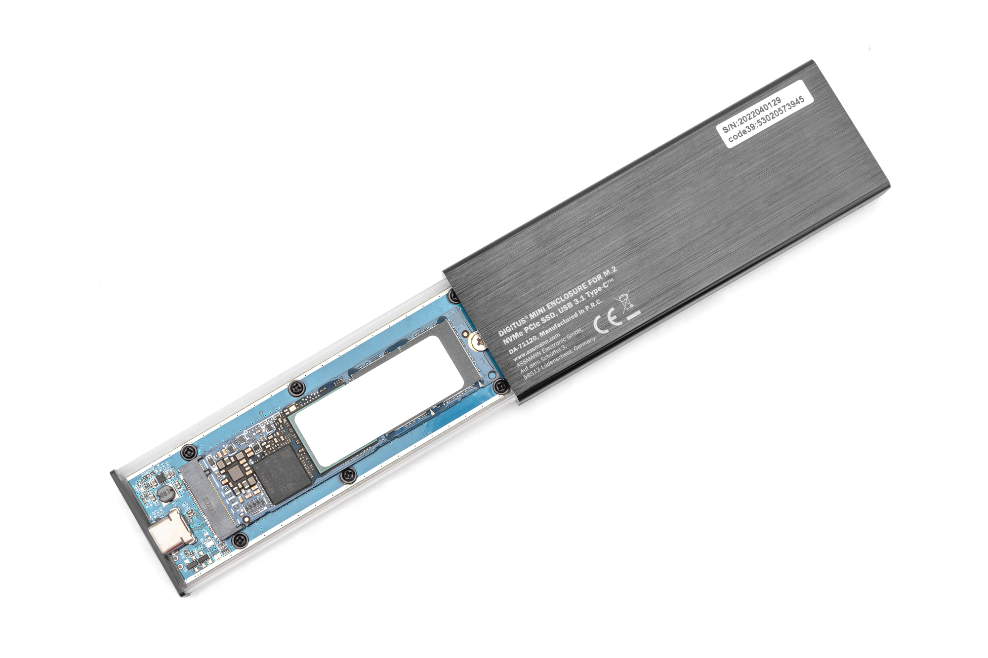 Custodia SSD nera e argento aperta per rivelare i componenti interni su una superficie bianca.