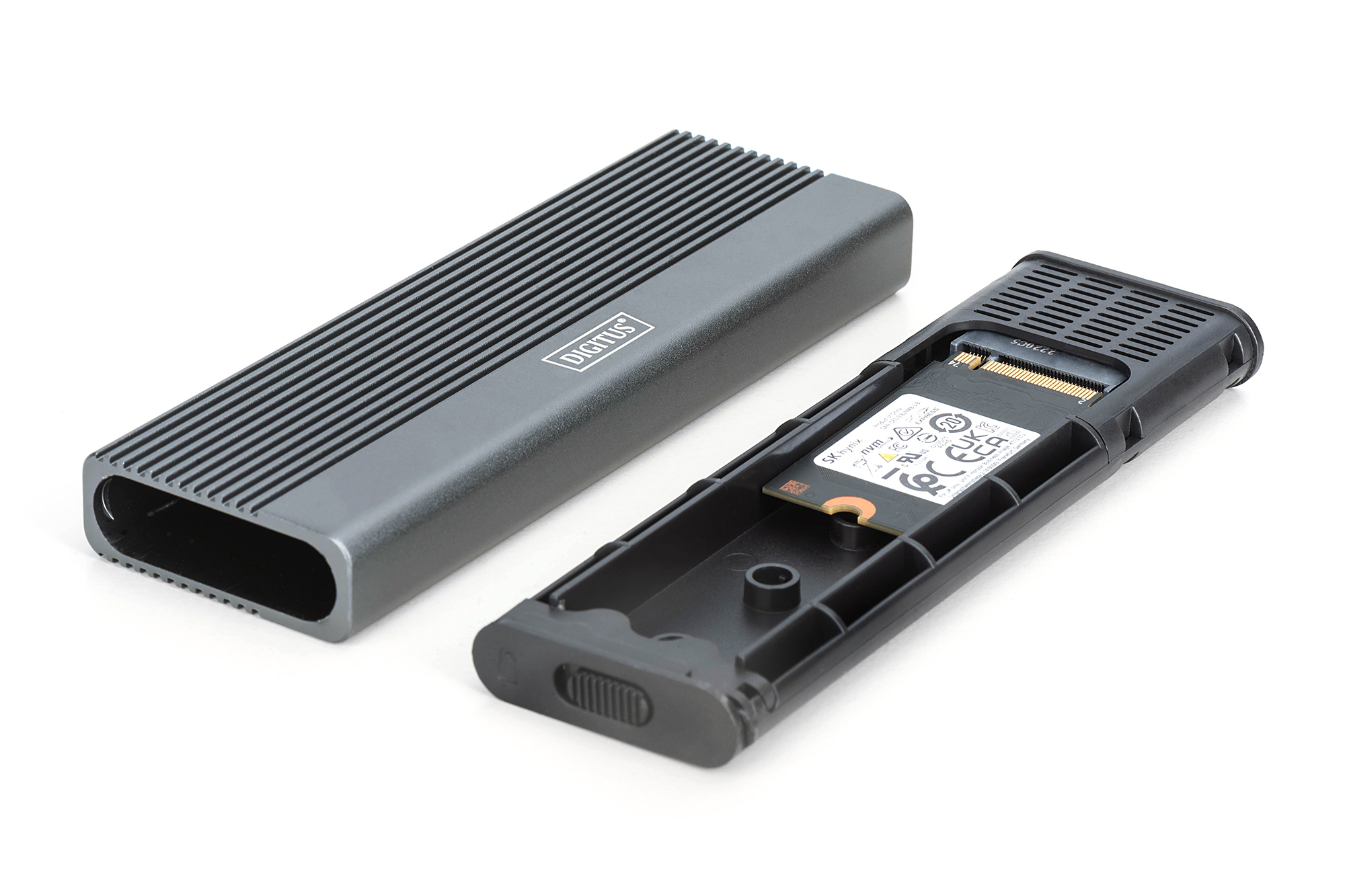 Otwarta szara metalowa obudowa z czarnym komponentem w środku. Obudowa jest prostokątna.