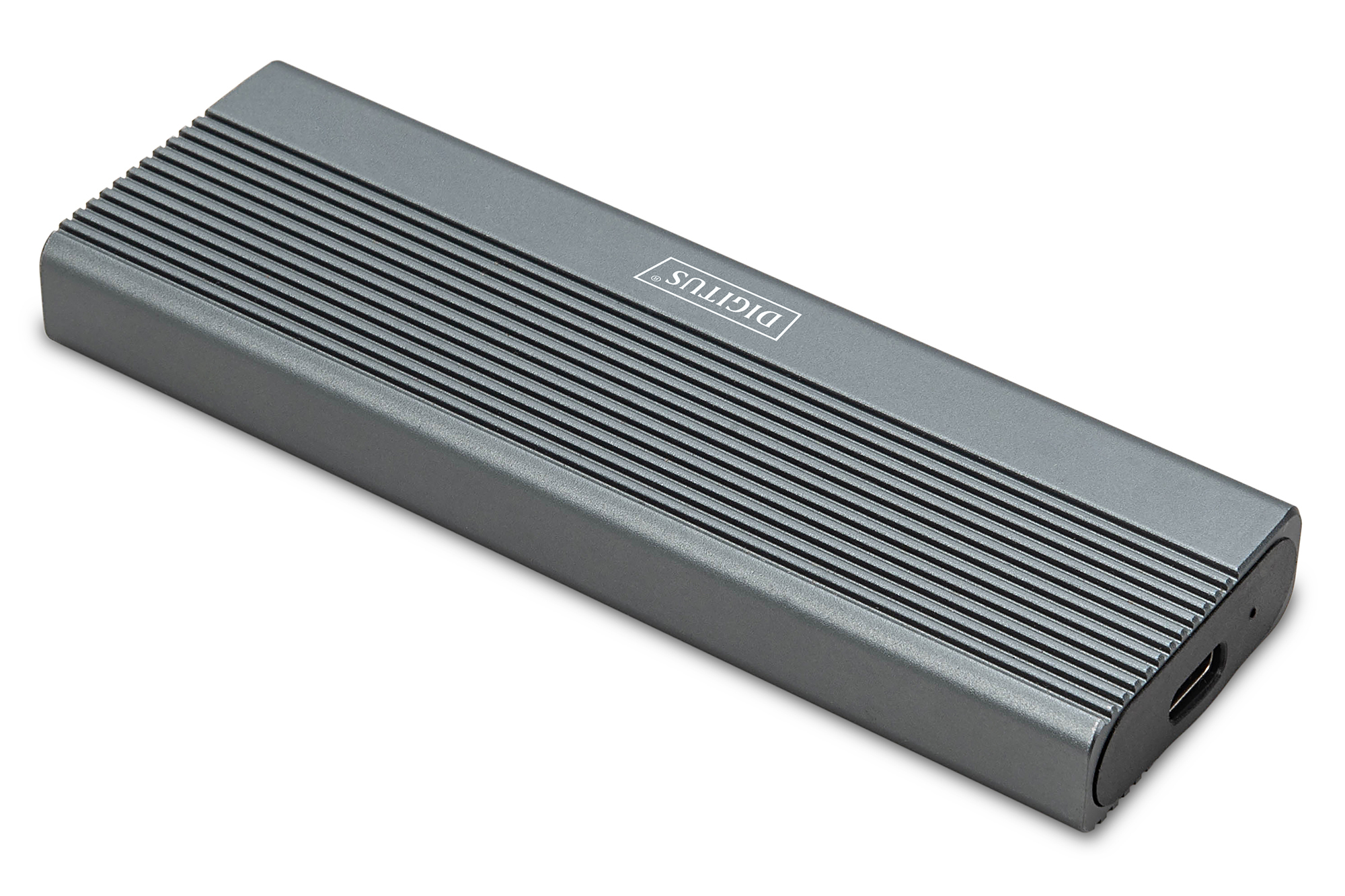 Szary zewnętrzny dysk SSD z poziomymi liniami. Marka Digitus z boku.