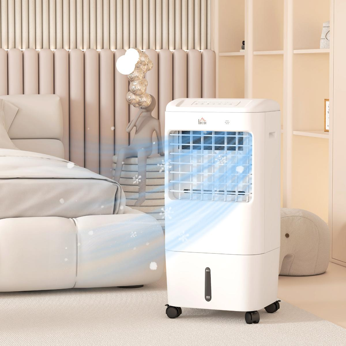 Weißer Luftkühler auf Rädern. Zimmer mit Bett und Regalen. Kühler Luftstrom.