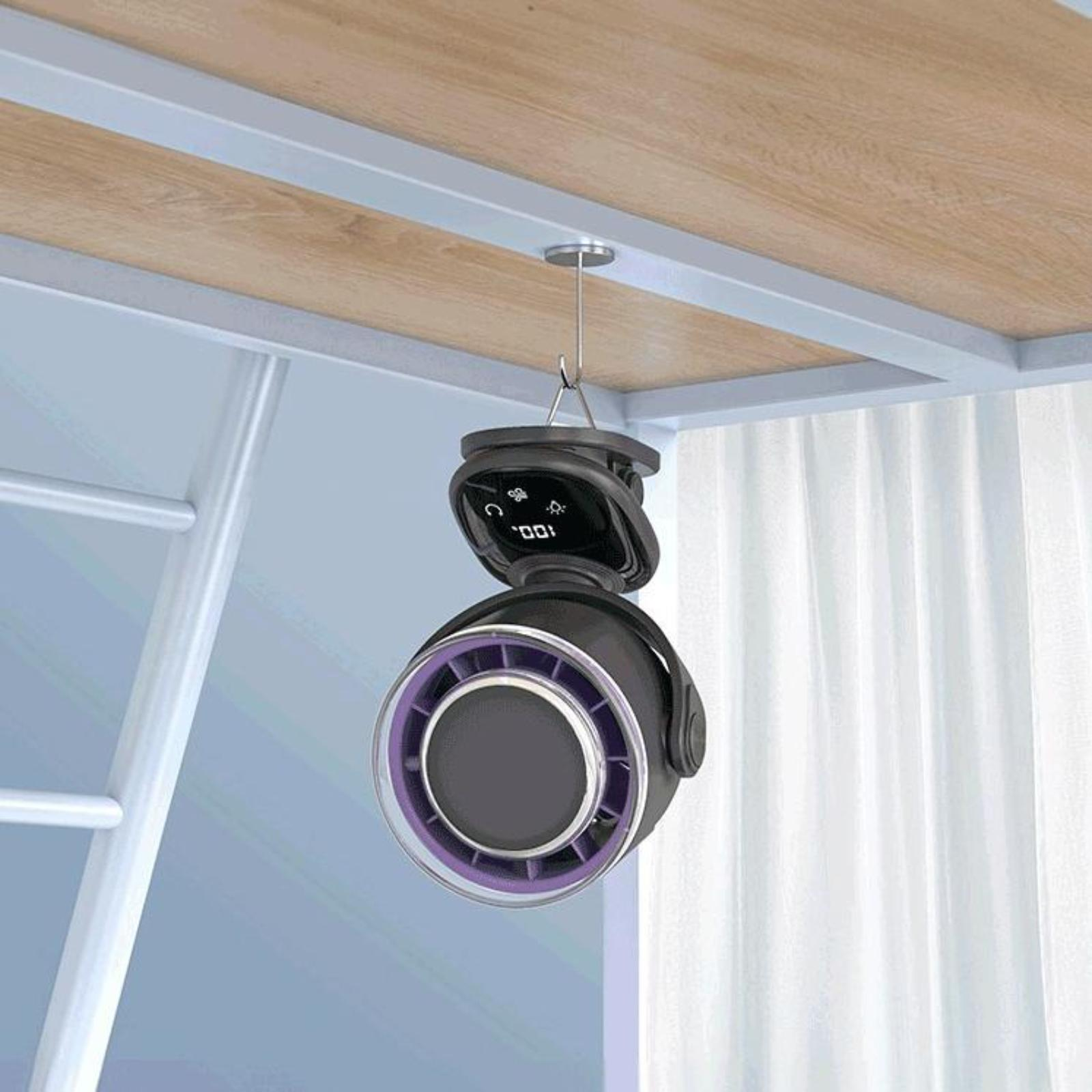Schwarzer, moderner Ventilator, der an einem Metallträger hängt. Der Ventilator hat einen violetten Ring.