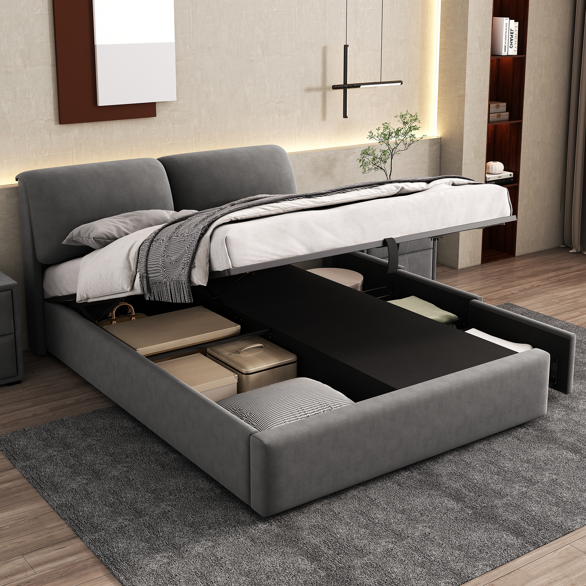 Graues Bett mit Stauraum, offen, um Schubladen und Gegenstände zu zeigen. Warmer Raum.