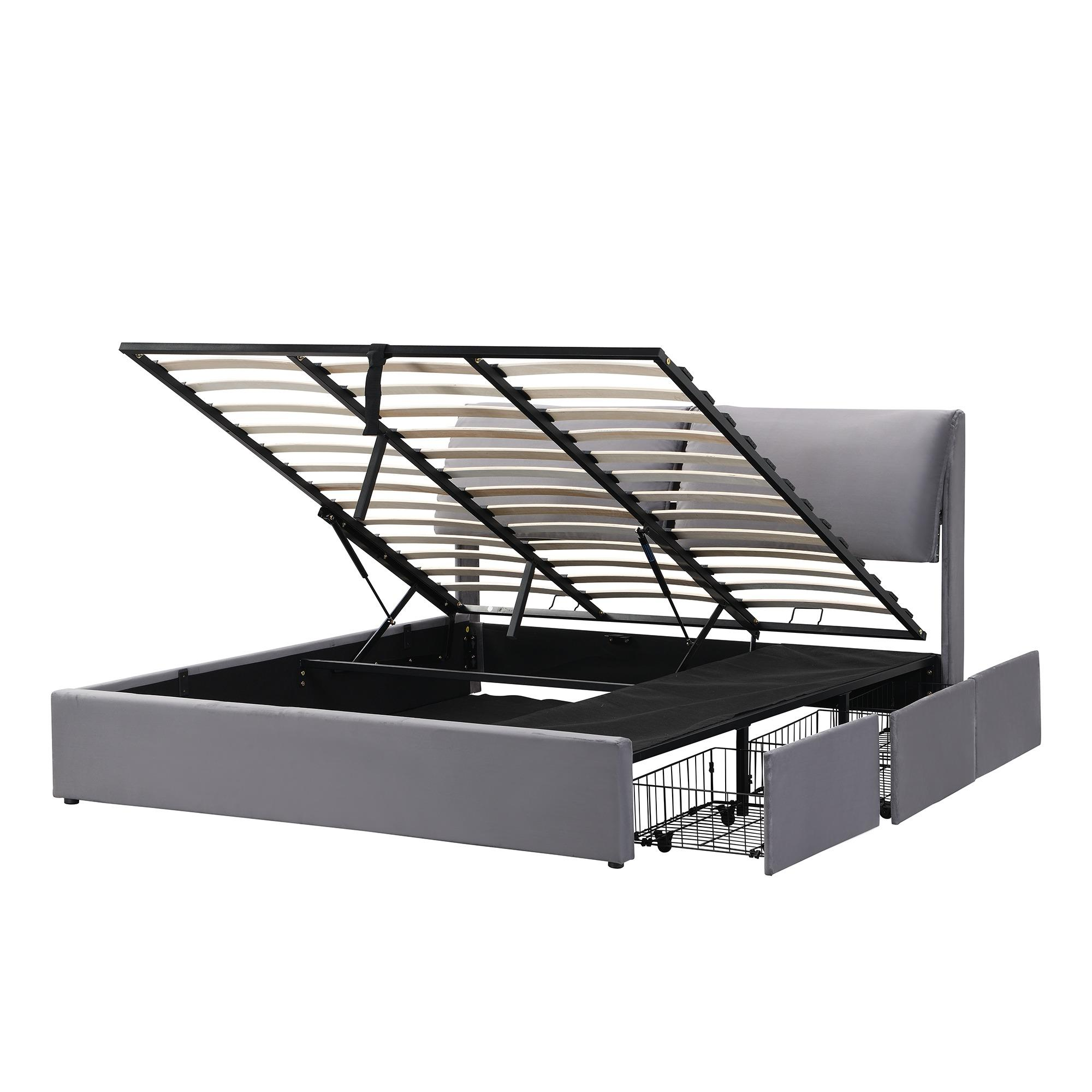 Graues Bett mit offenem Stauraum und Schubladen. Das Bett ist vor weißem Hintergrund.