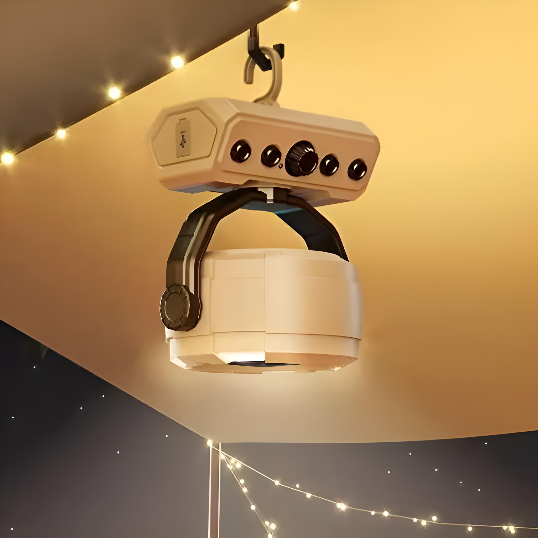 Weiße Campinglaterne, die an einem Haken hängt, kleine Lichter im Hintergrund.