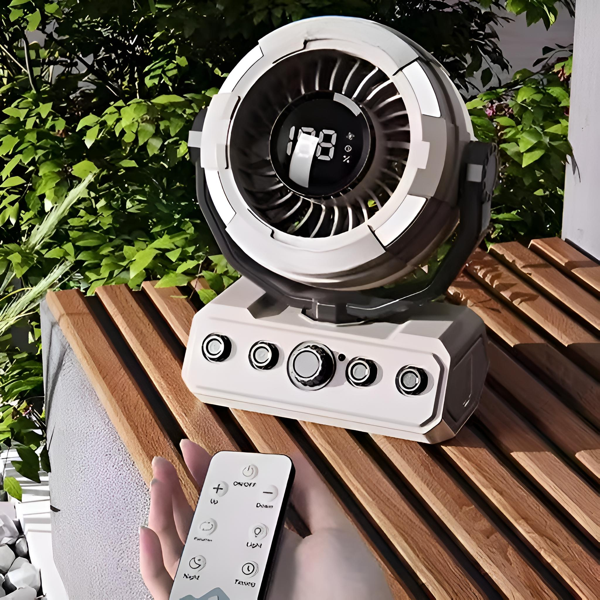 Ein weiß-schwarzer Ventilator auf Holz, mit Fernbedienung in der Hand.
