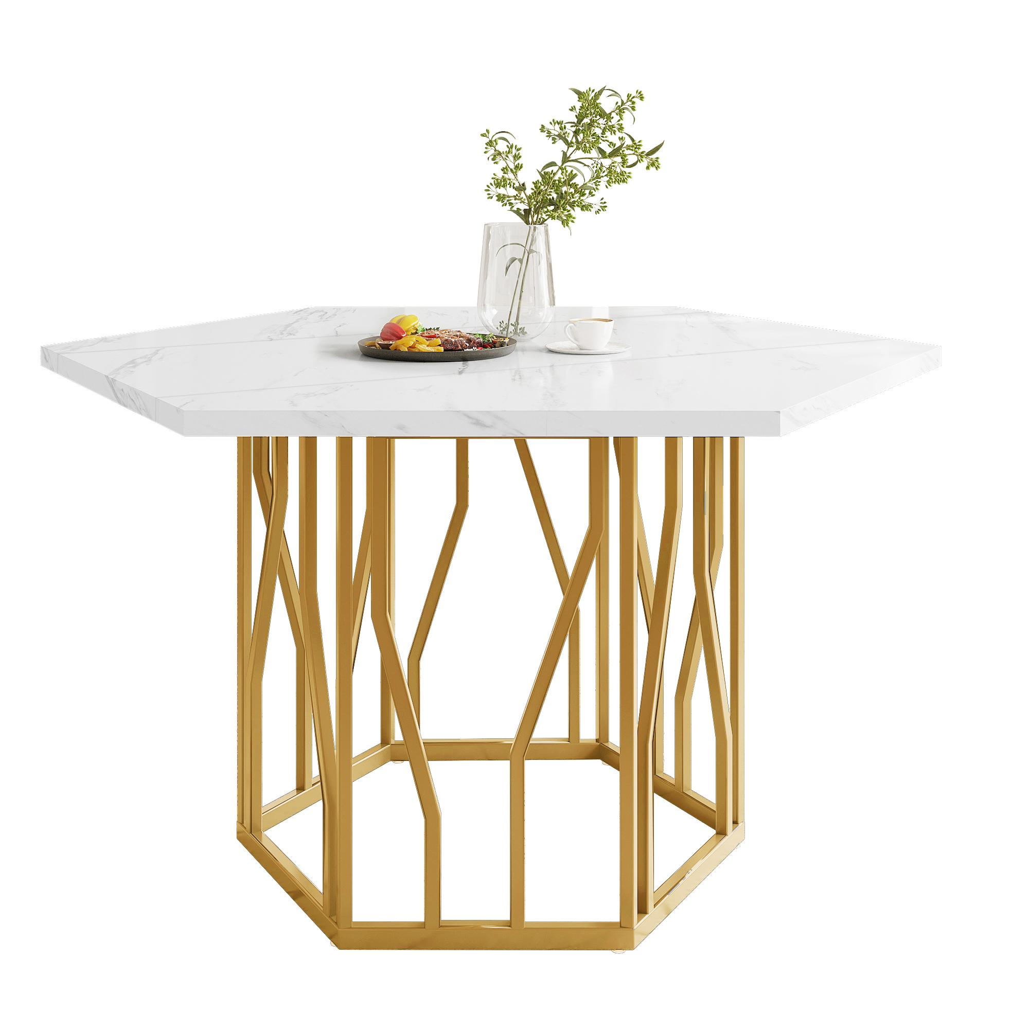 Weißer Marmortisch mit goldenem Untergestell, auf weißem Hintergrund.