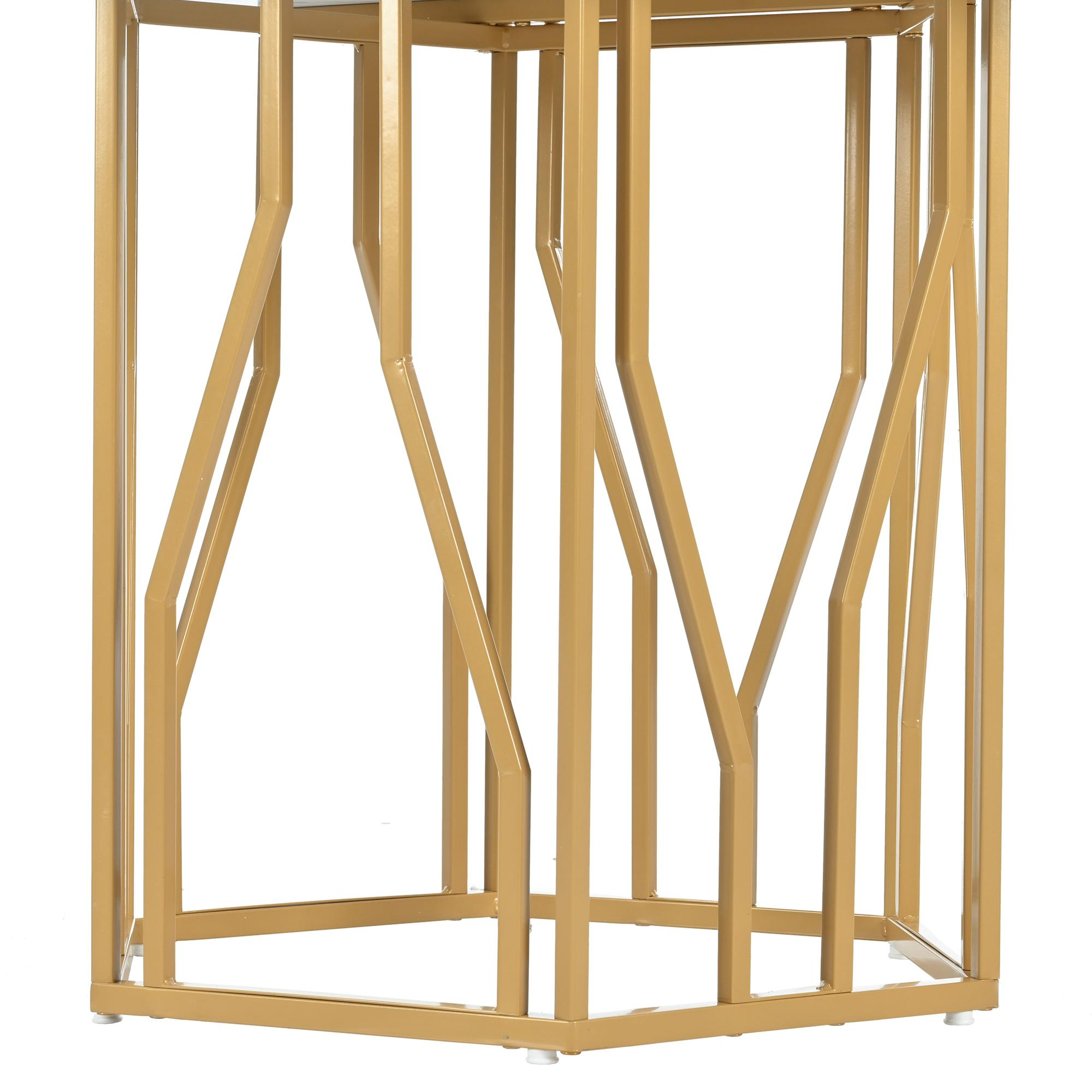 Eine goldene Metallrahmenstruktur auf weißem Hintergrund, die ein offenes geometrisches Design zeigt.