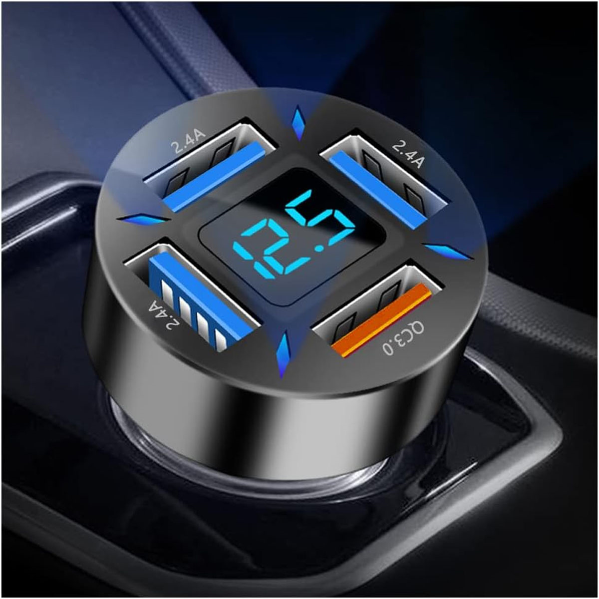 Schwarzes USB-Autoladegerät mit vier Anschlüssen, blaue und orangefarbene Anzeigen, zeigt 2,5 in Blau an.