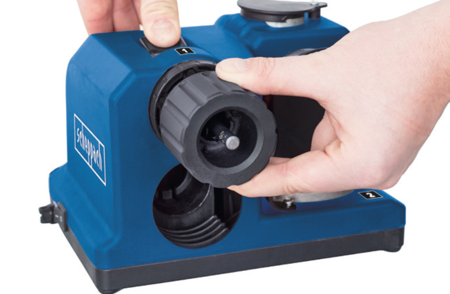 Handen die een blauwe machine met een zwarte draaiknop afstellen, close-up.