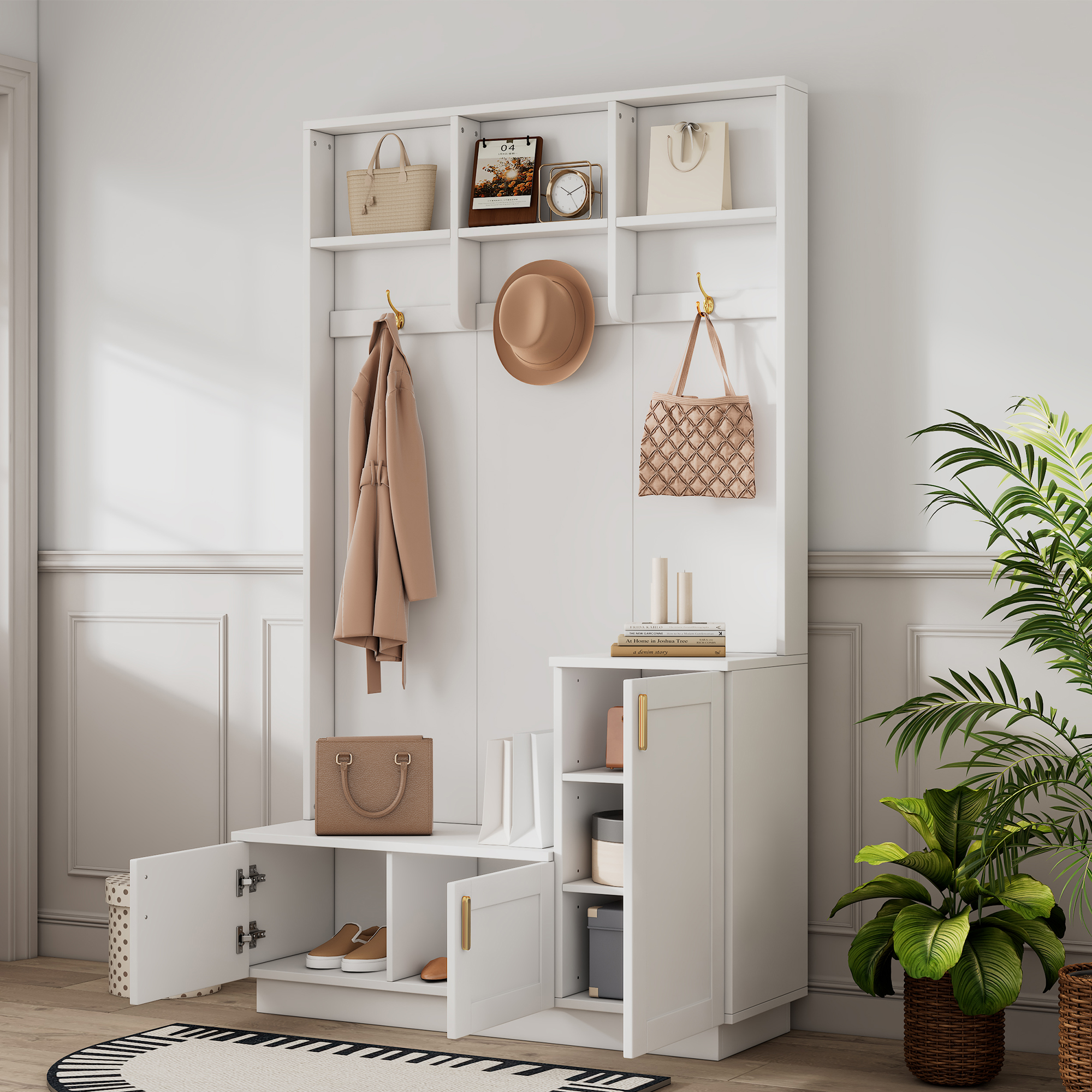 Ein weißer Schrank mit Regalen, Haken und einer Bank. Es gibt Gegenstände wie Taschen, Hüte und Schuhe.