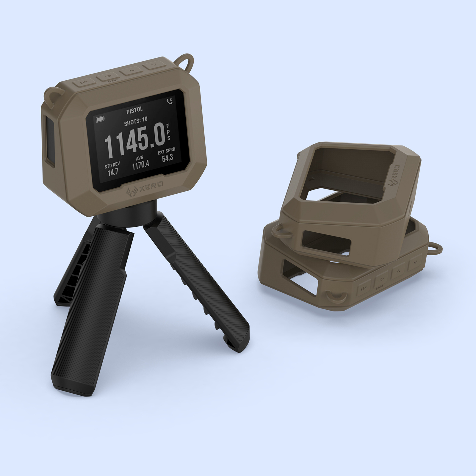 Un dispositivo quadrato beige con uno schermo che mostra le statistiche della pistola: colpi, velocità, deviazione standard, media e dispersione, con treppiede.