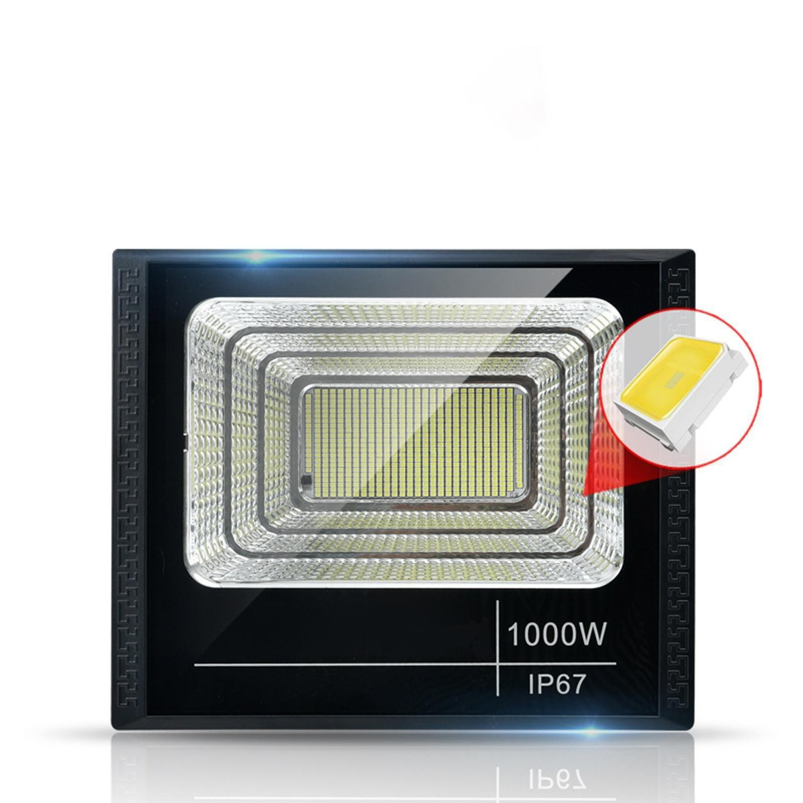 Schwarzer LED-Flutlichtstrahler mit 1000W und IP67-Einstufung. Eine vergrößerte Ansicht zeigt die LED.