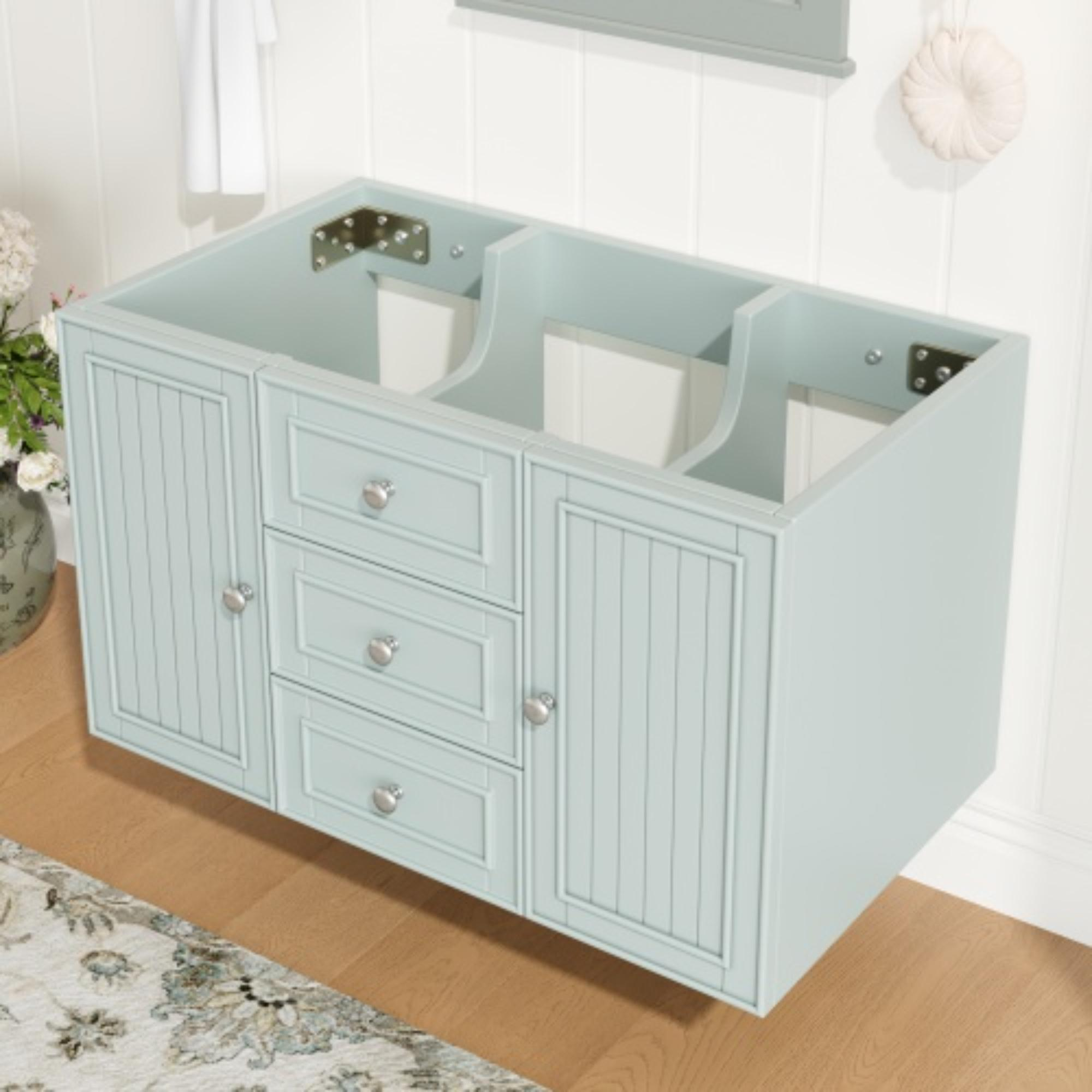 Hellblauer Badezimmerschrank mit Schubladen und Türen, auf Holzboden.
