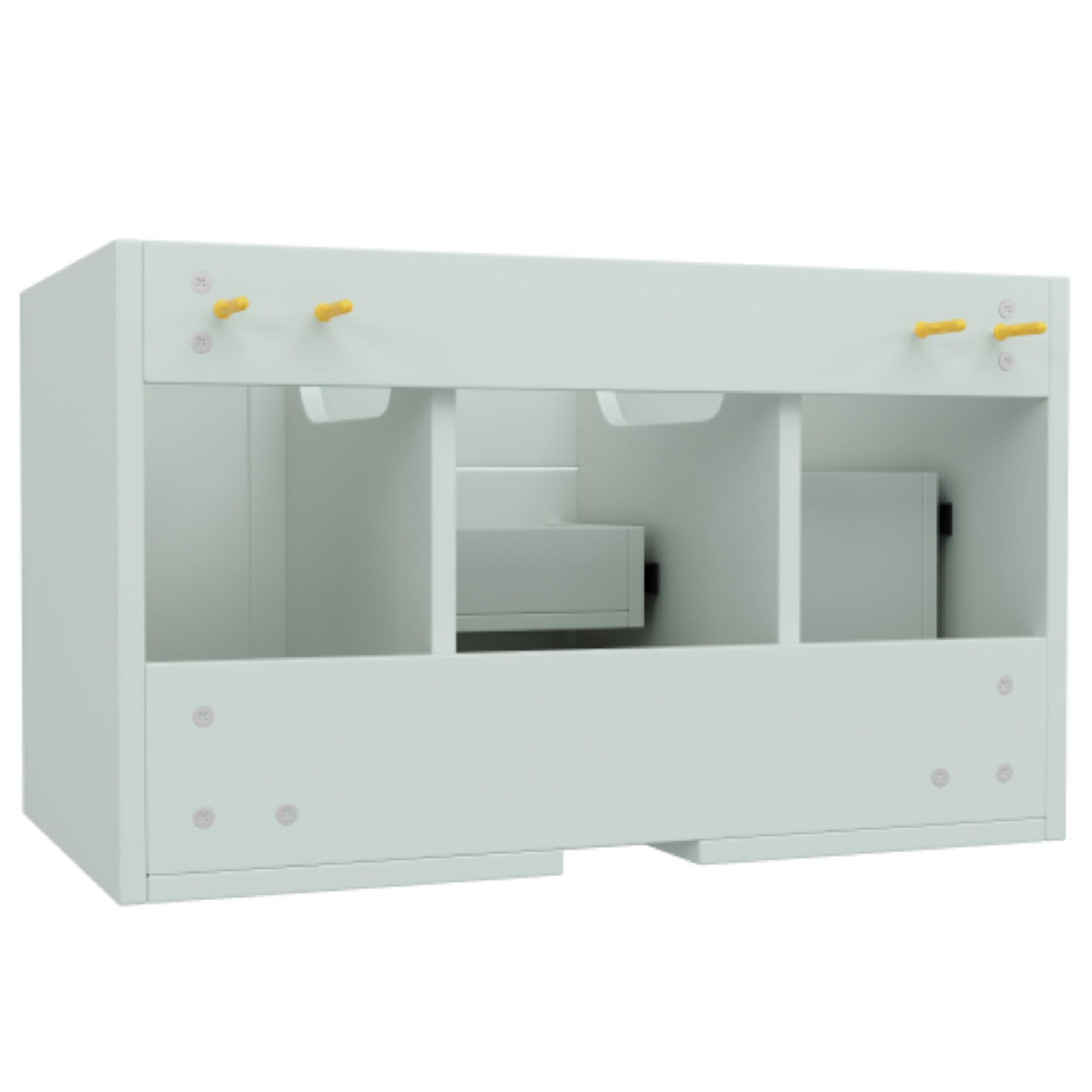 Ein weißer Schrank mit offenen Regalen und gelben Knöpfen, wahrscheinlich für ein Kinderzimmer.