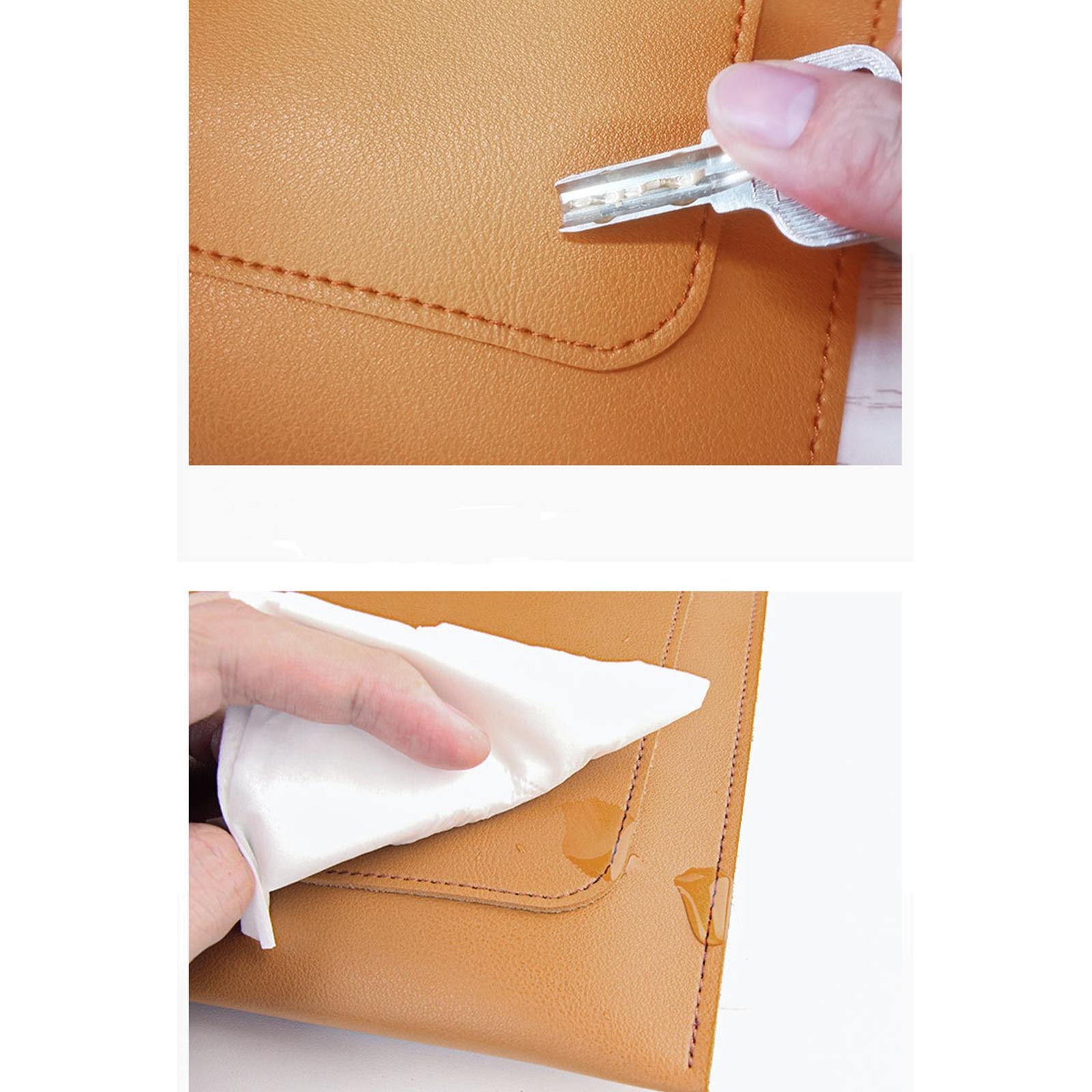Eine Hand, die einen Schlüssel in eine braune Lederbrieftasche steckt.