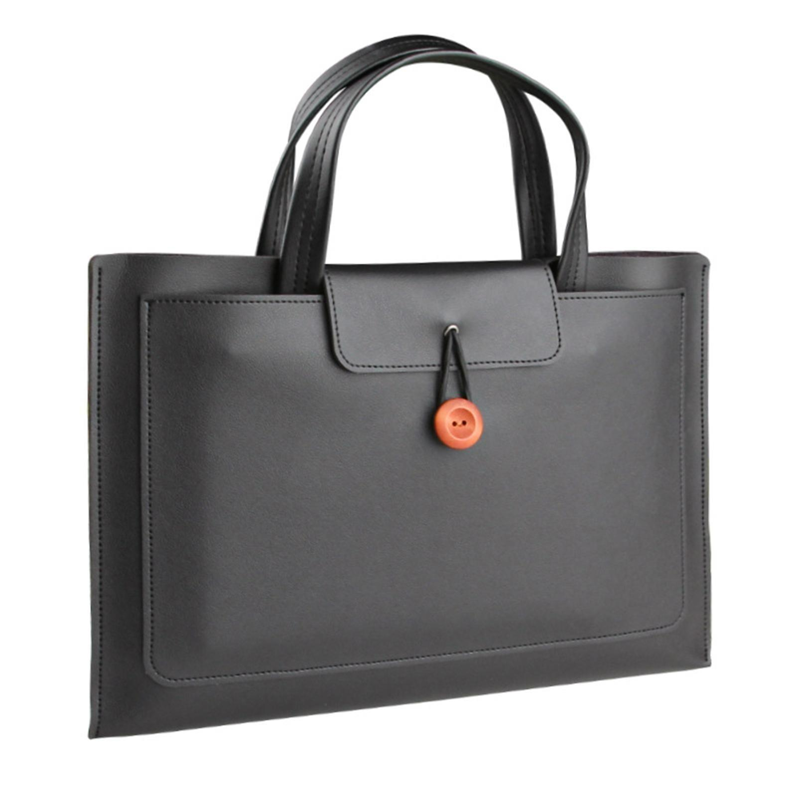 Schwarze Ledertasche mit Griffen, Klappe und orangefarbenem Knopf.