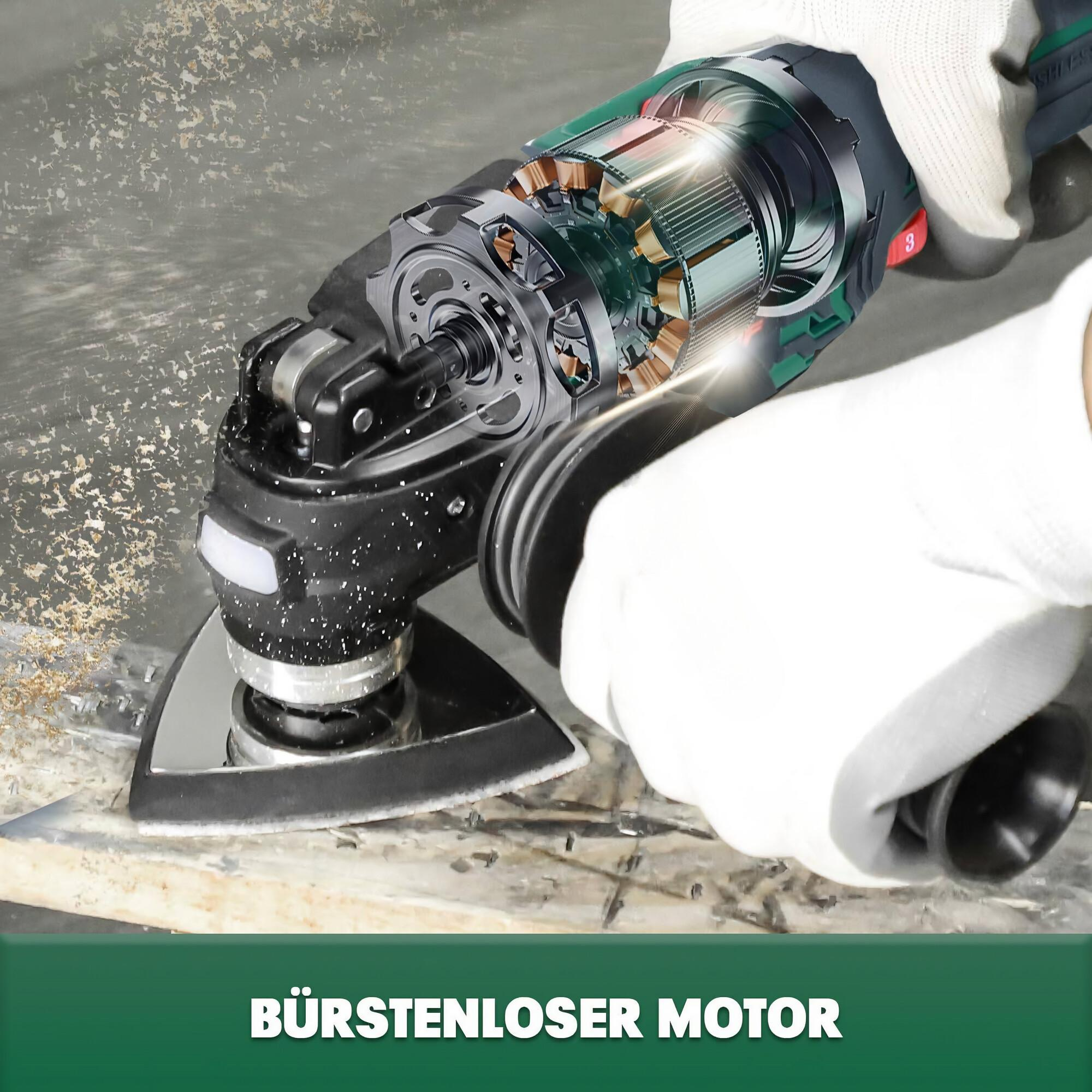 Ein Multitool wird verwendet, um ein Stück Holz zu schneiden. Motor sichtbar.