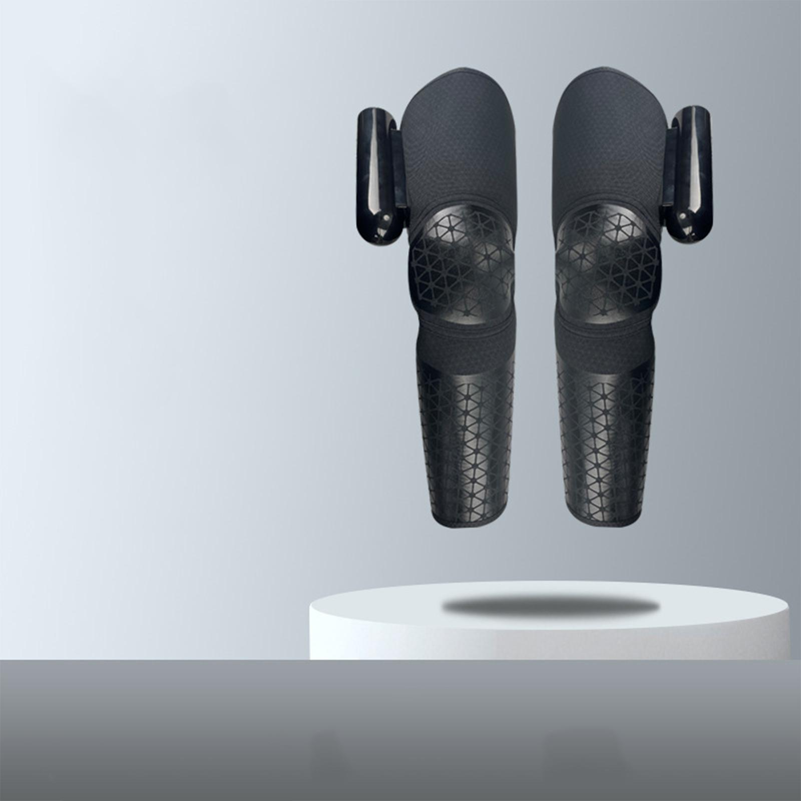 Paar schwarze Knieschützer mit geometrischem Design, erhöht auf einer weißen Plattform.